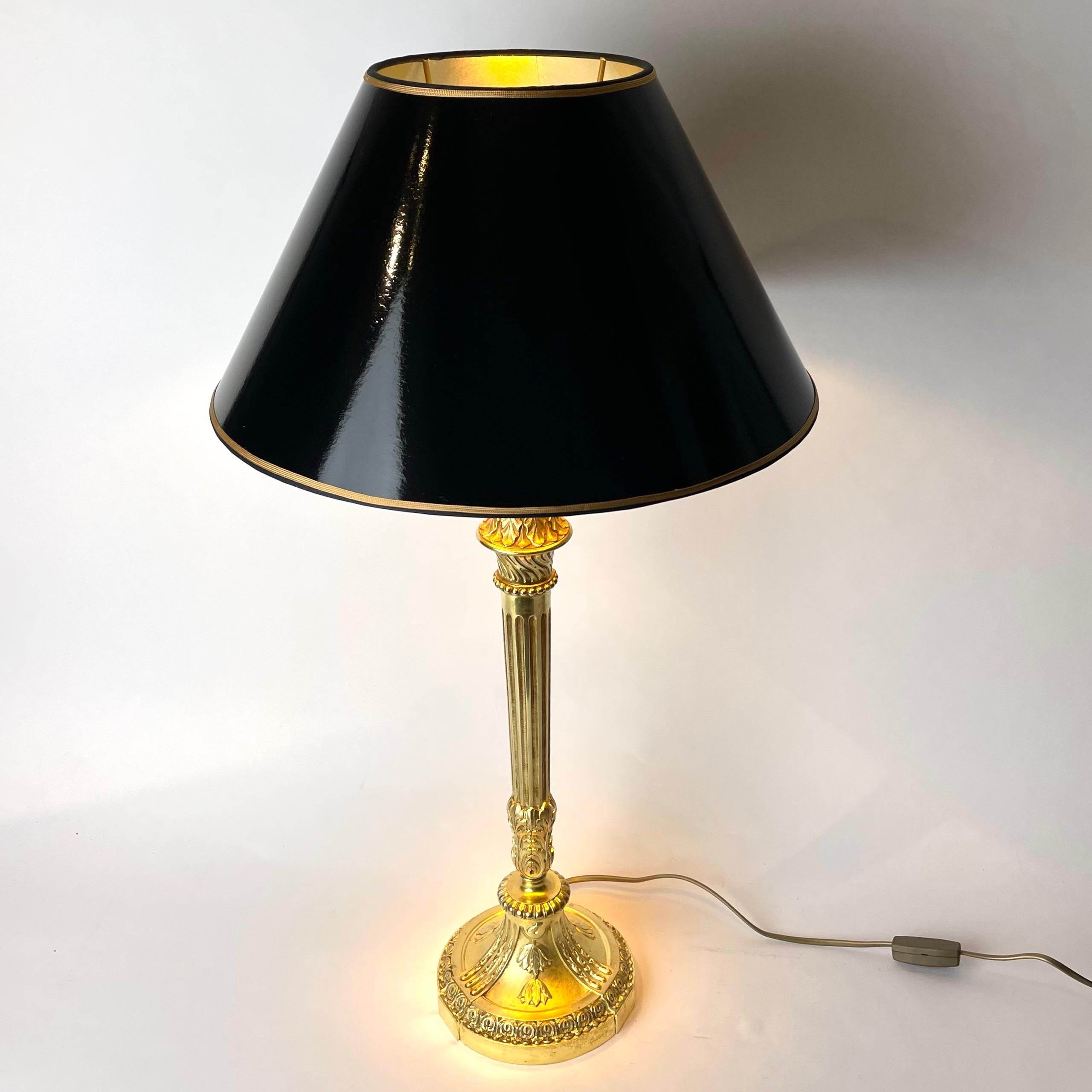 Gilt Large & elegant Table Lamp in gilded bronze. Louis XVI style, early 20th Century For Sale