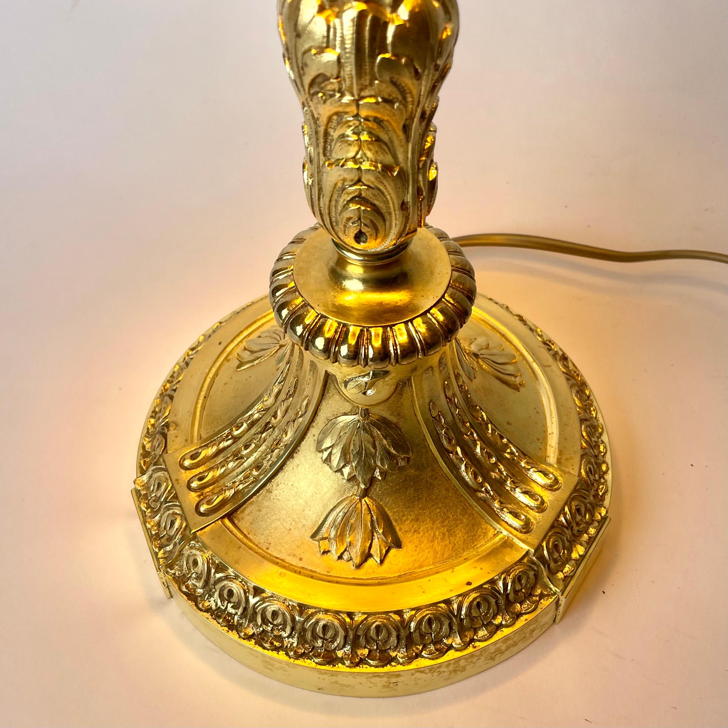 Large & elegant Table Lamp in gilded bronze. Louis XVI style, early 20th Century In Good Condition For Sale In Knivsta, SE