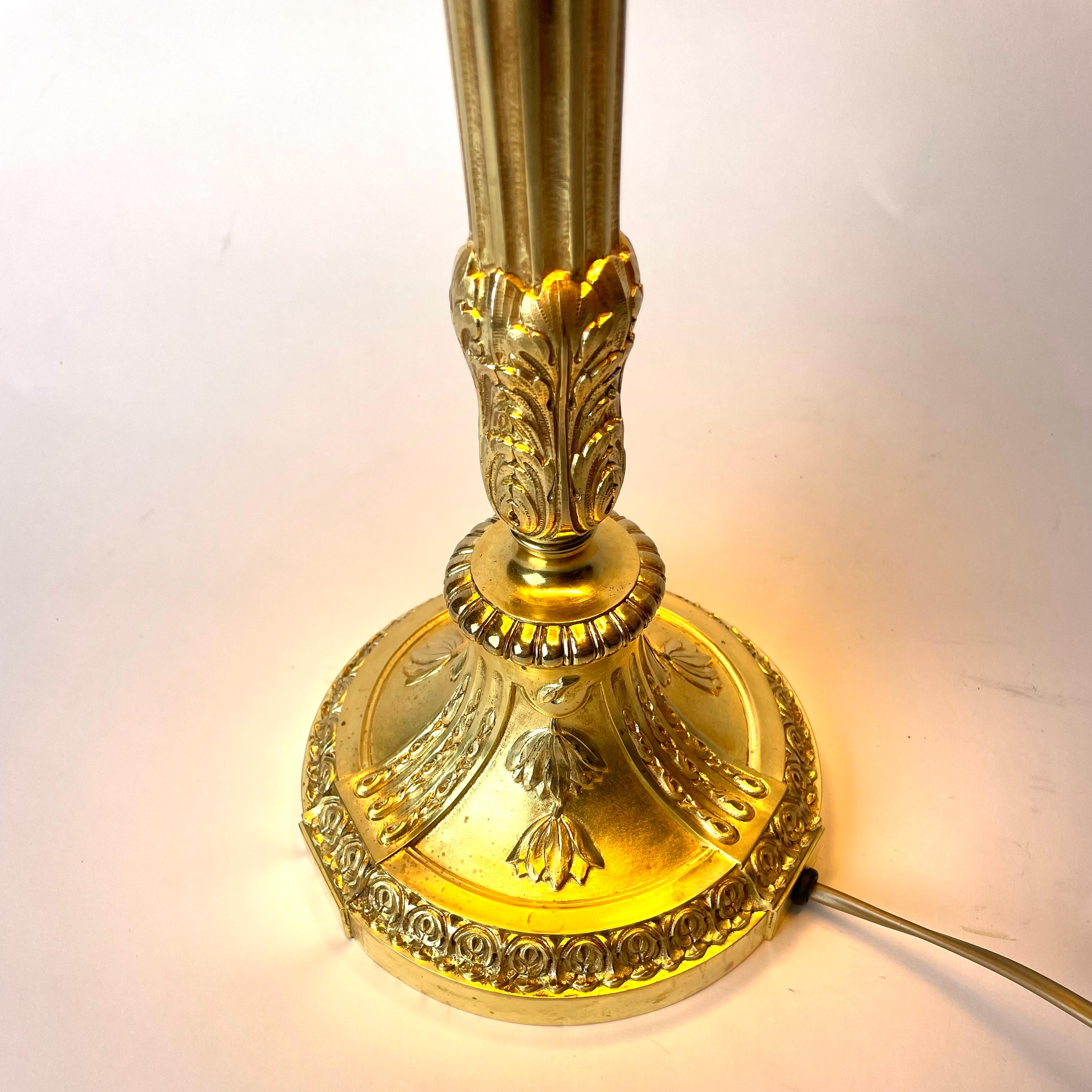 Bronze Large & elegant Table Lamp in gilded bronze. Louis XVI style, early 20th Century For Sale
