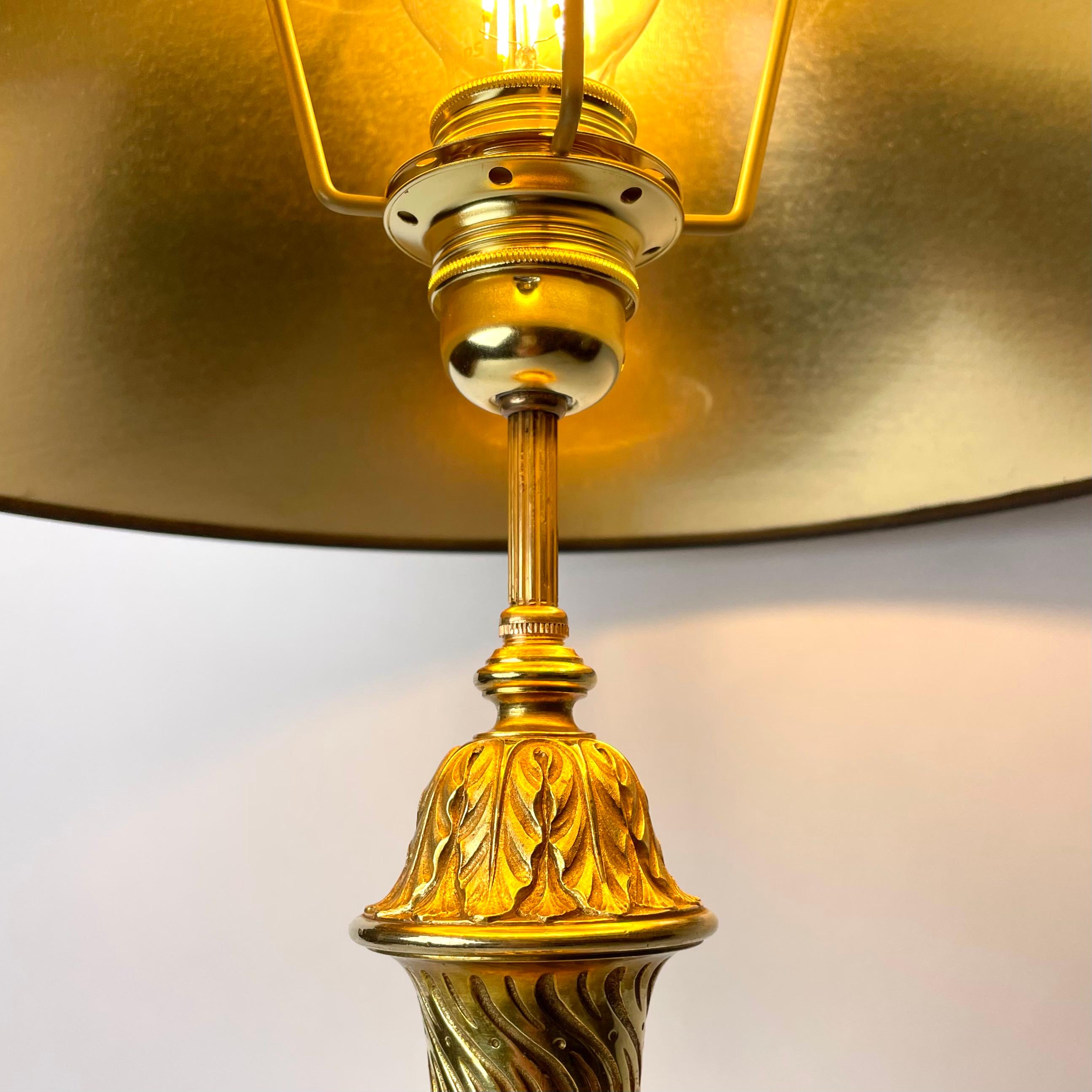 Large & elegant Table Lamp in gilded bronze. Louis XVI style, early 20th Century For Sale 2