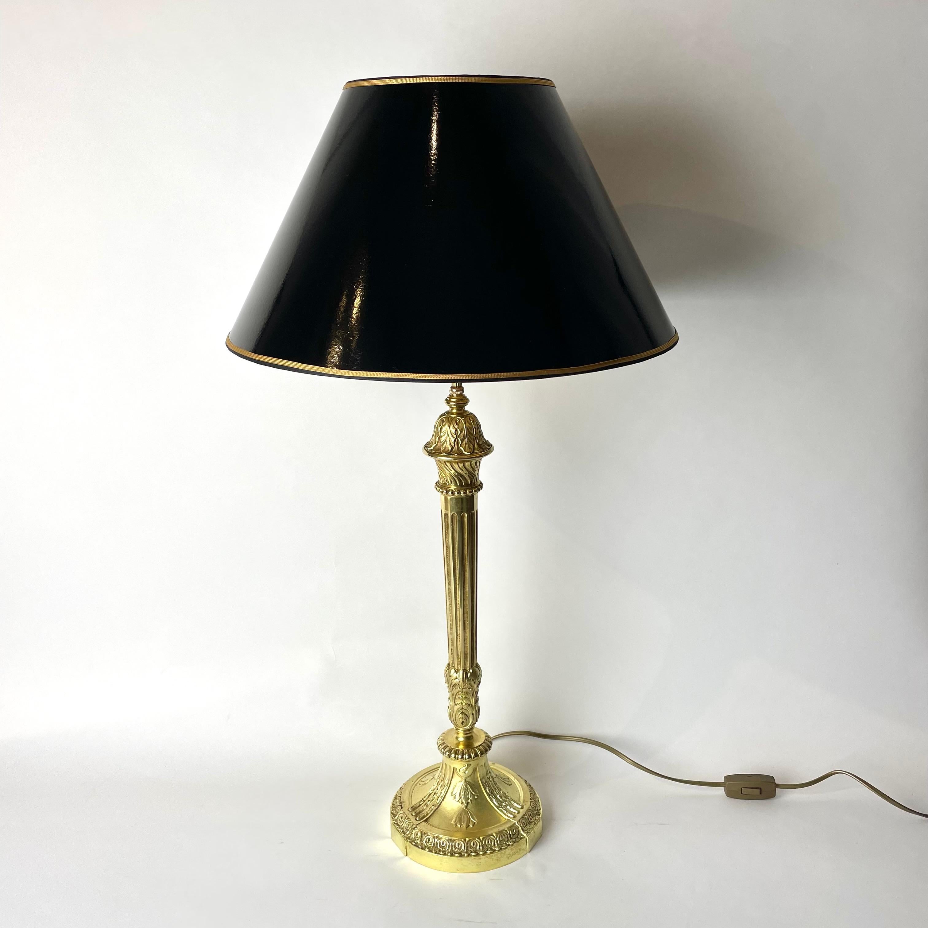 Large & elegant Table Lamp in gilded bronze. Louis XVI style, early 20th Century For Sale 3
