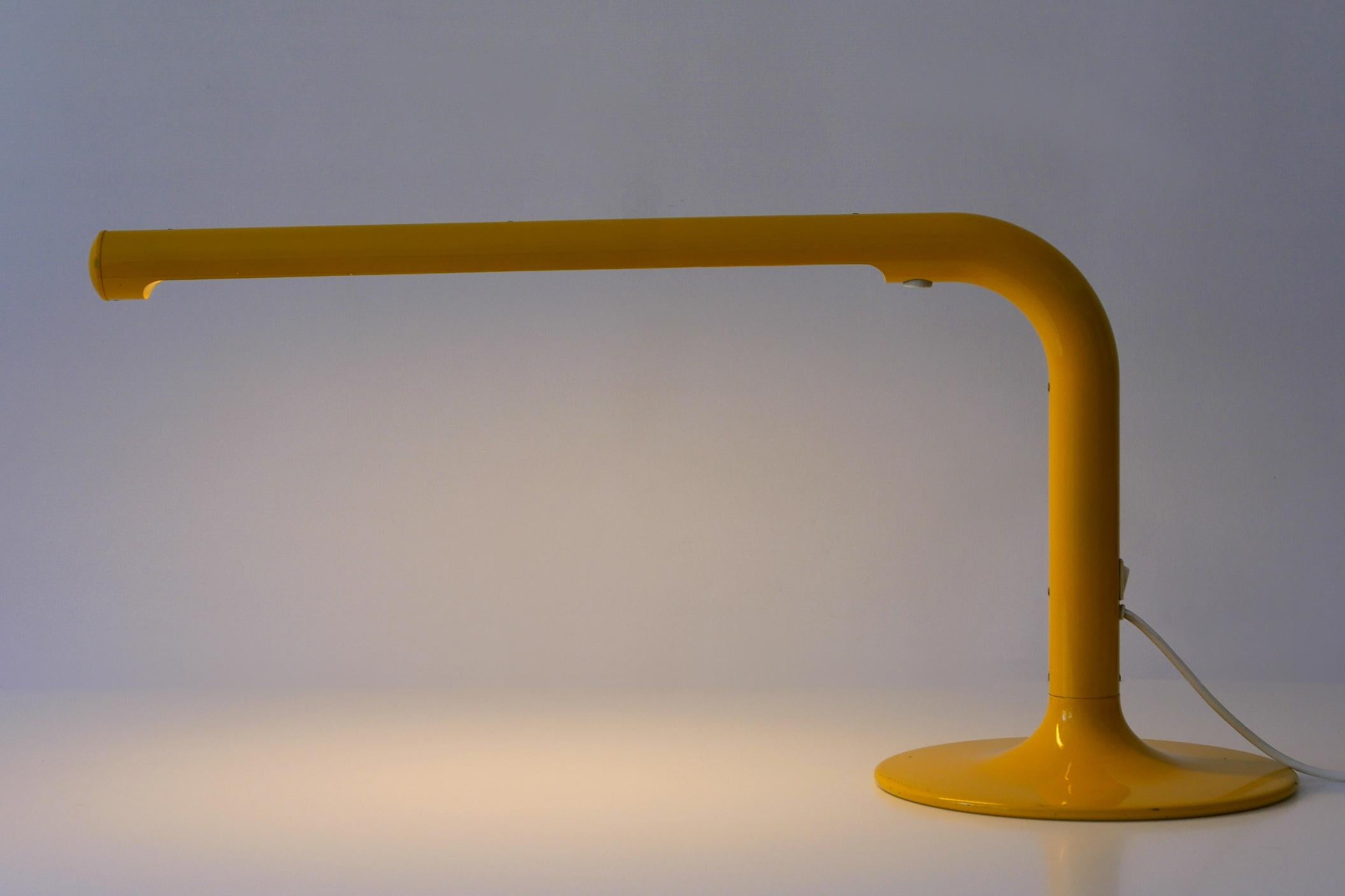 Grande lampe de bureau étonnante de style moderne du milieu du siècle. Conçu par Anders Pehrson pour Ateljé Lyktan, années 1960, Suède.

Réalisée en métal émaillé jaune, la lampe de bureau a besoin d'un tube fluorescent, est équipée du câblage