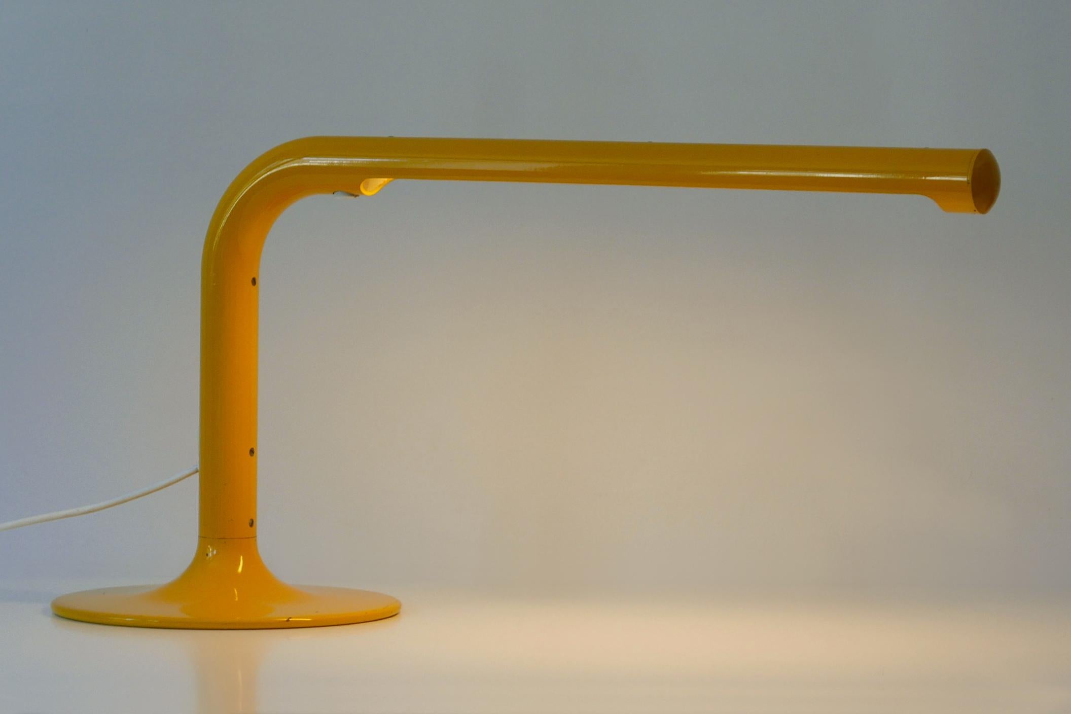 Métal Grande et élégante lampe de bureau tube d'Anders Pehrson pour Atelj Lyktan, années 1960 en vente