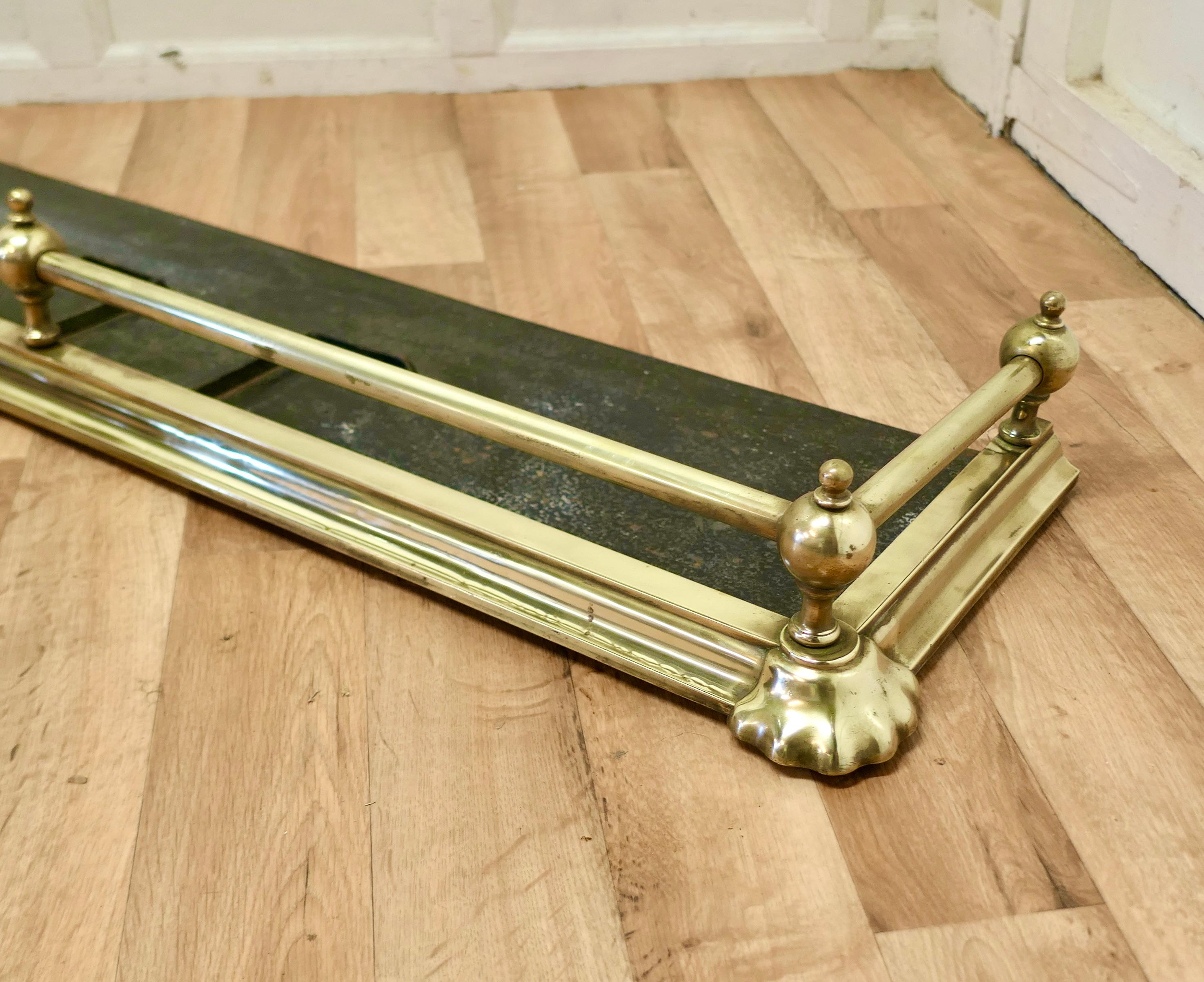 Large Elegant Victorian Brass Fender In Good Condition For Sale In Chillerton, Isle of Wight