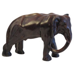 Grande sculpture d'éléphant en pierre, faite à la main et signée sous le pied, The Circa 1920 