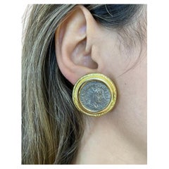 Große Elizabeth Locke Münz-Ohrringe aus 18 Karat Gelbgold mit Knopfleiste
