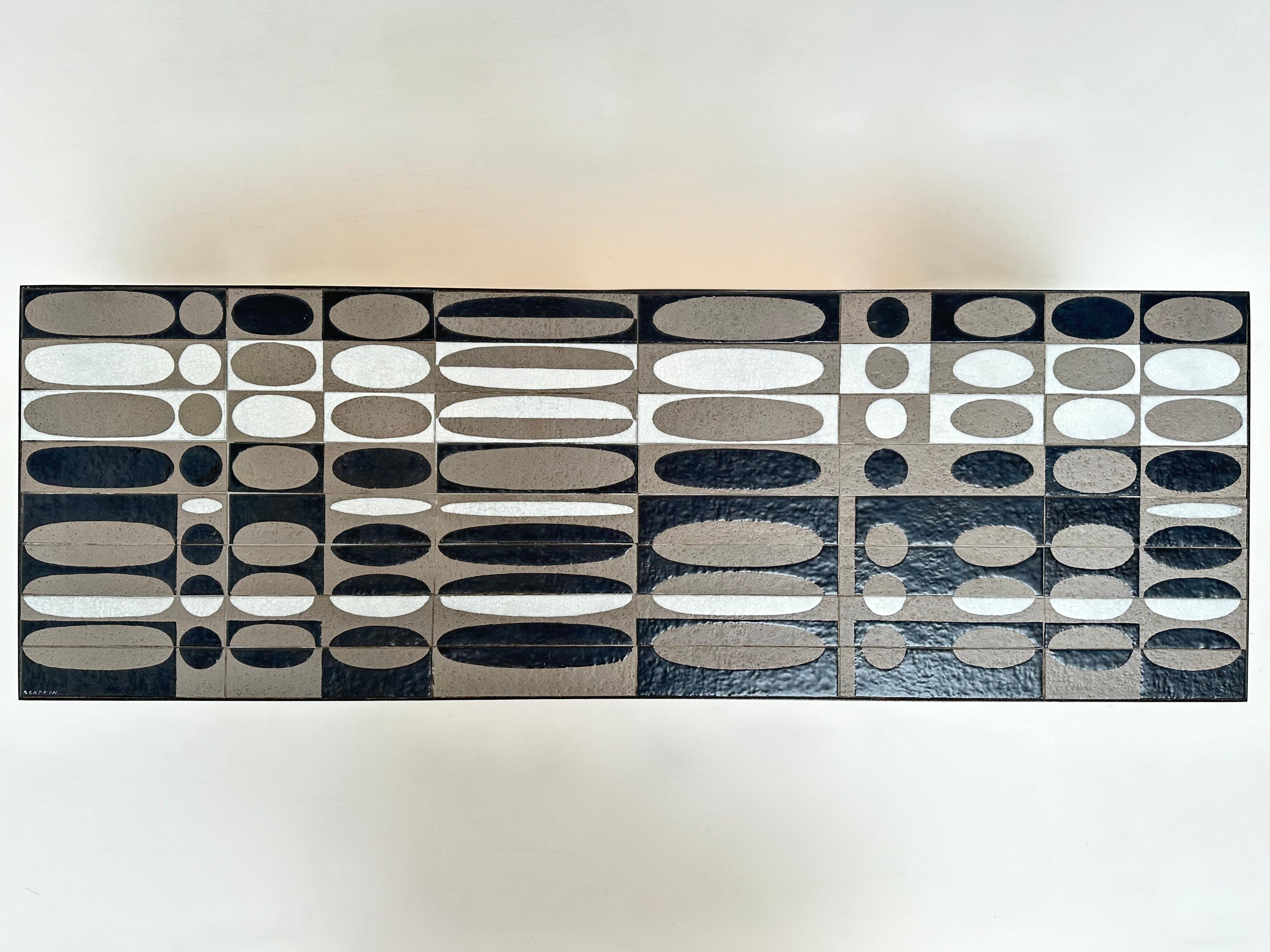 Carreaux de céramique gris martelés avec des dessins rythmés réalisés en émaux satinés blancs et noirs exécutés avec la technique de la réserve de paraffine qui a fait la réputation de l'artiste depuis le début des années 1950.

Un carreau porte la