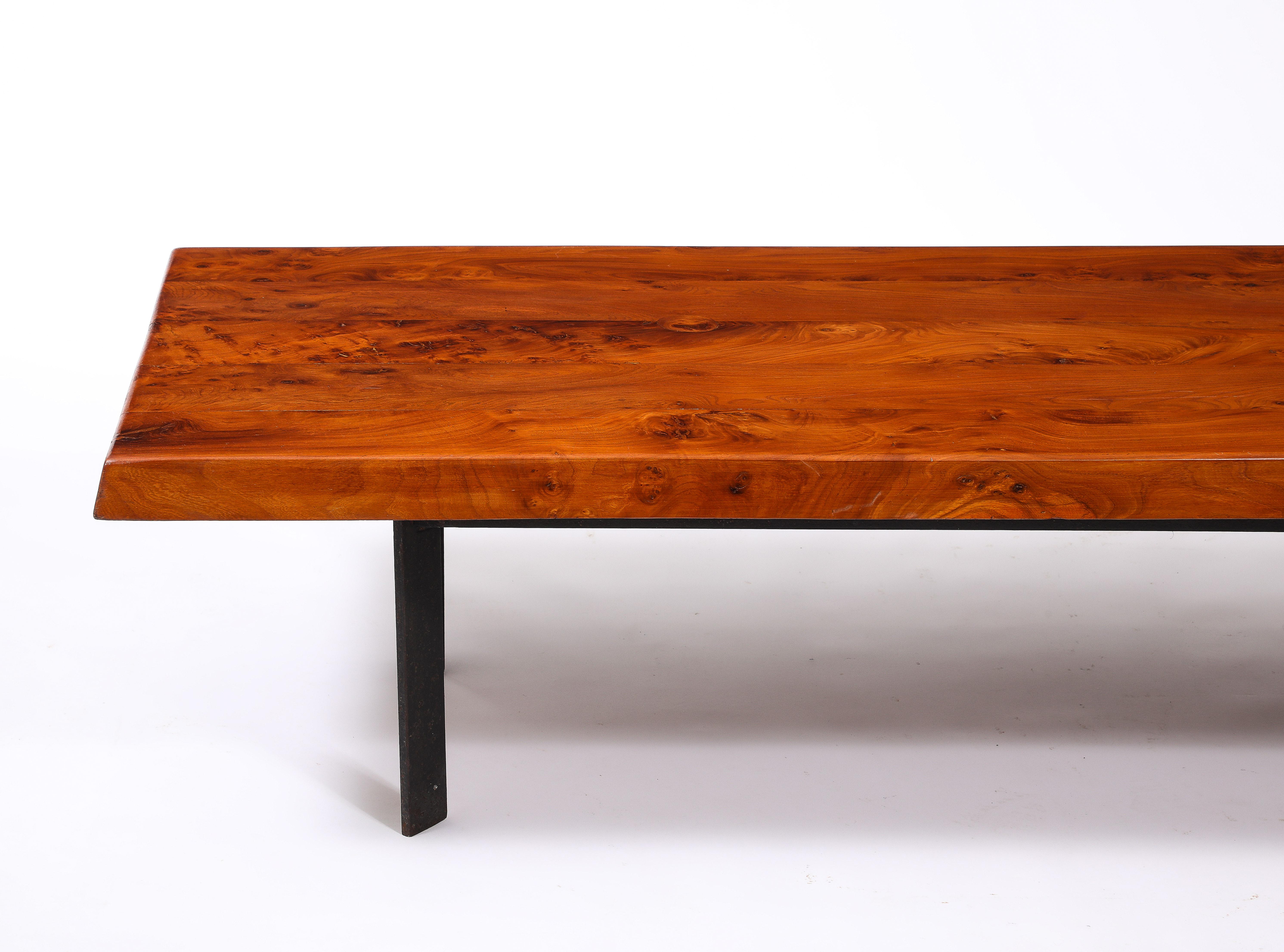Français Grande table basse en orme et fer, France, années 1960 en vente