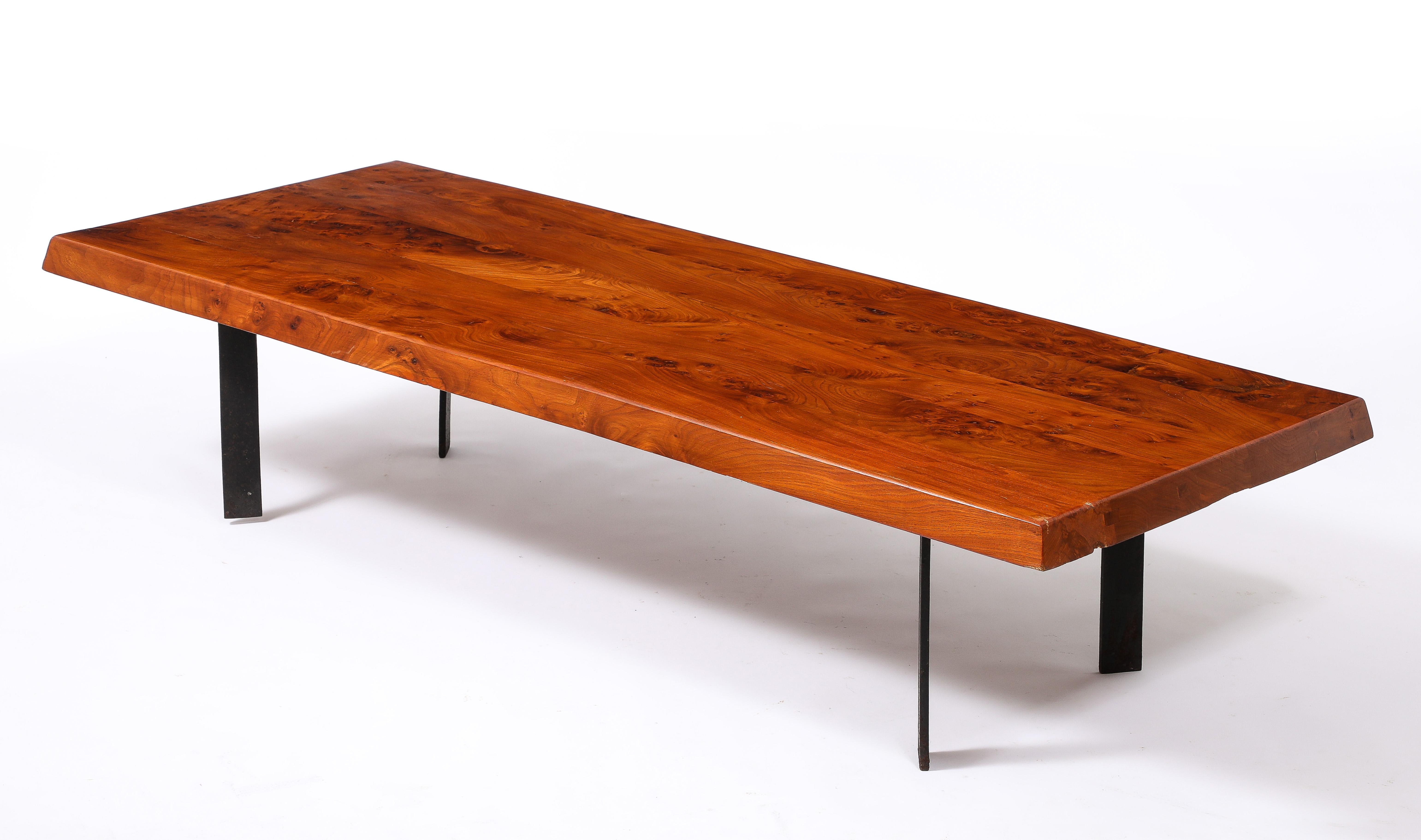 Grande table basse en orme et fer, France, années 1960 Bon état - En vente à New York, NY
