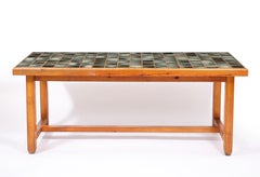 Grande table en orme et carreaux La Borne, France, années 1950