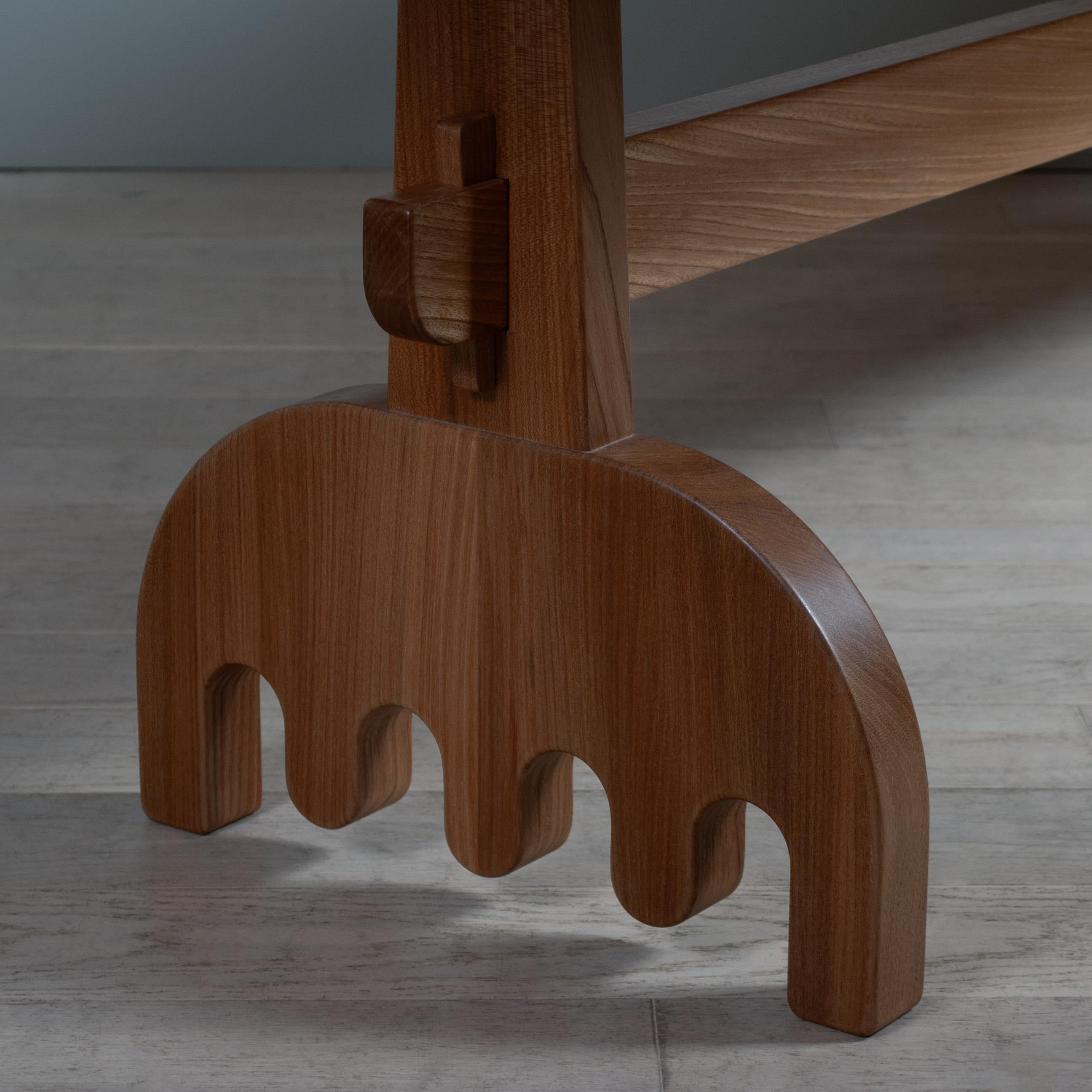Grande table de salle à manger contemporaine en orme d'Ecosse massif. Fabriqué à la main avec des assemblages à tenons et mortaises sur les pieds et des pieds gigognes. Basé sur une construction traditionnelle, avec une touche de modernité organique