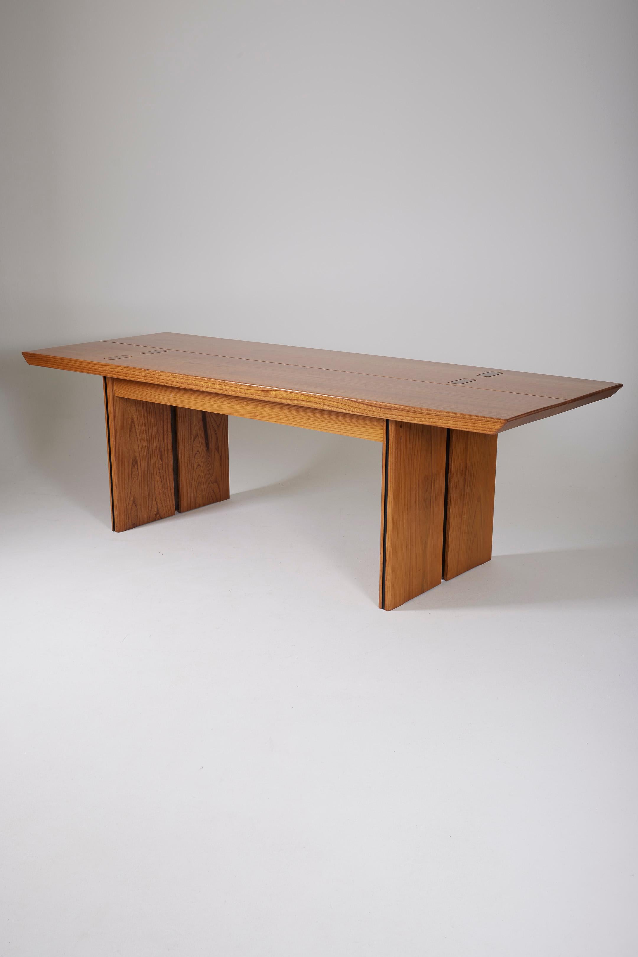 Large solid elm dining table from the 1960s. The rectangular tabletop rests on an attractive base. This large dining table would perfectly complement the furniture of designers Pierre Chapo or Maison Regain.
LP2858