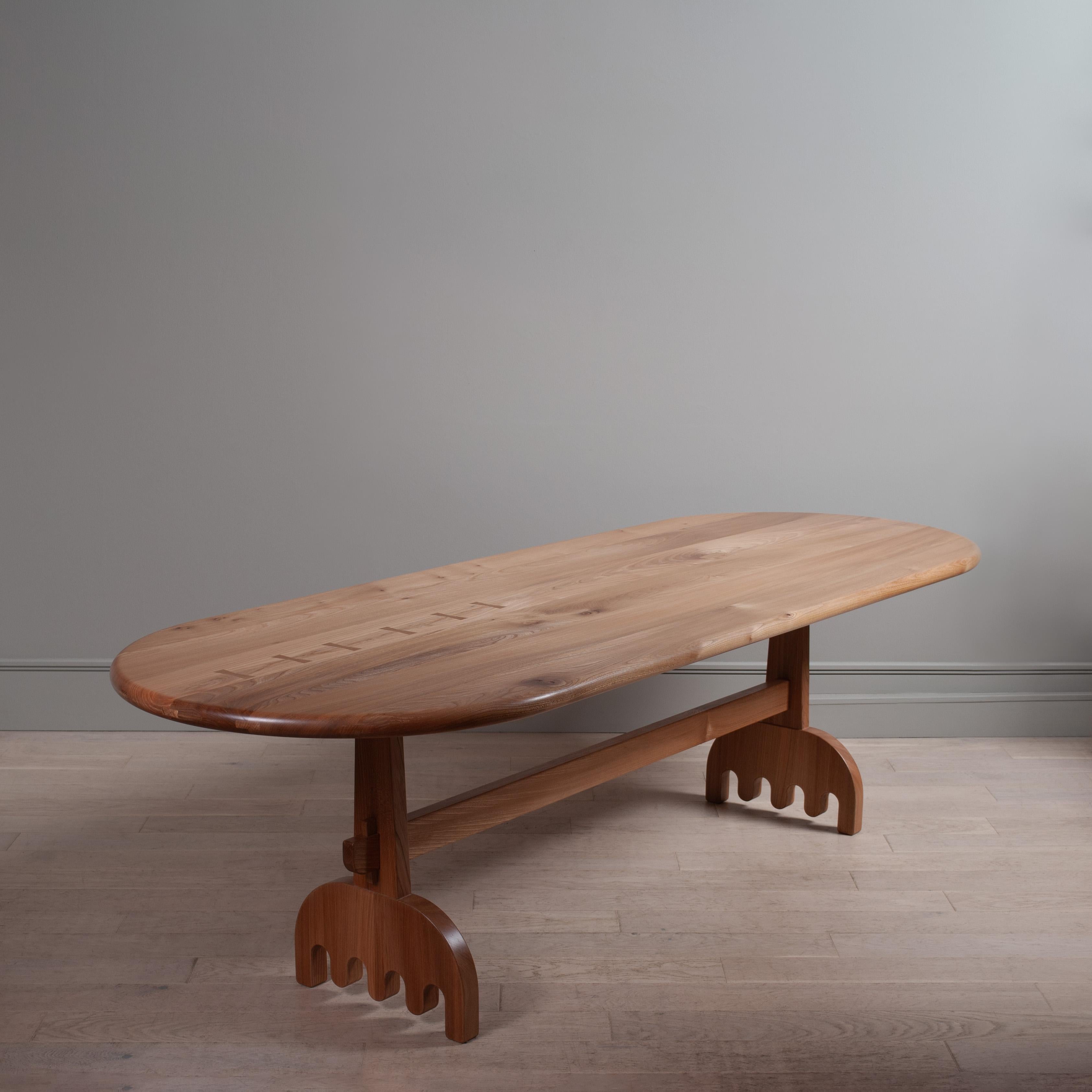 XXIe siècle et contemporain Grande table à manger en orme en vente