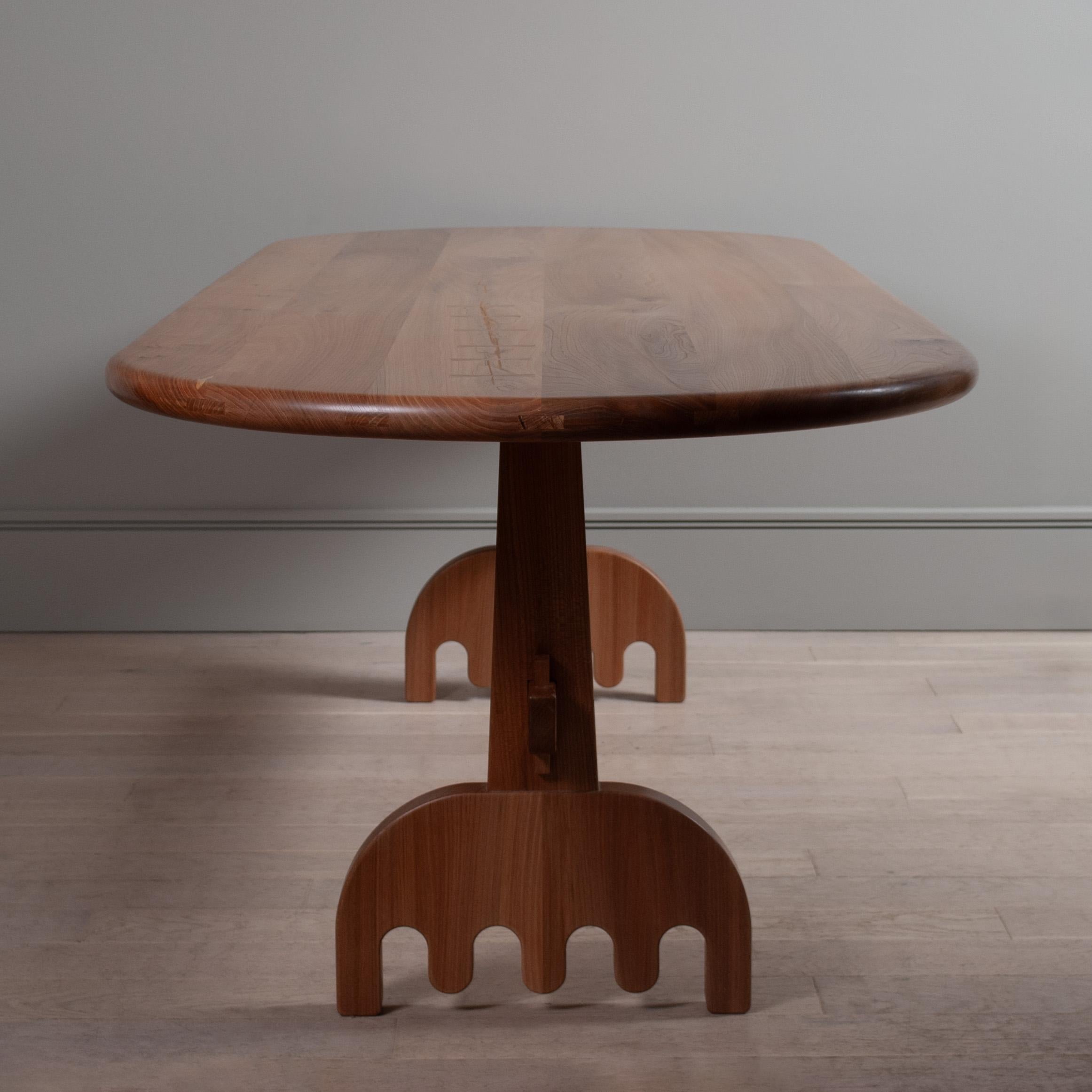 Orme Grande table à manger en orme en vente