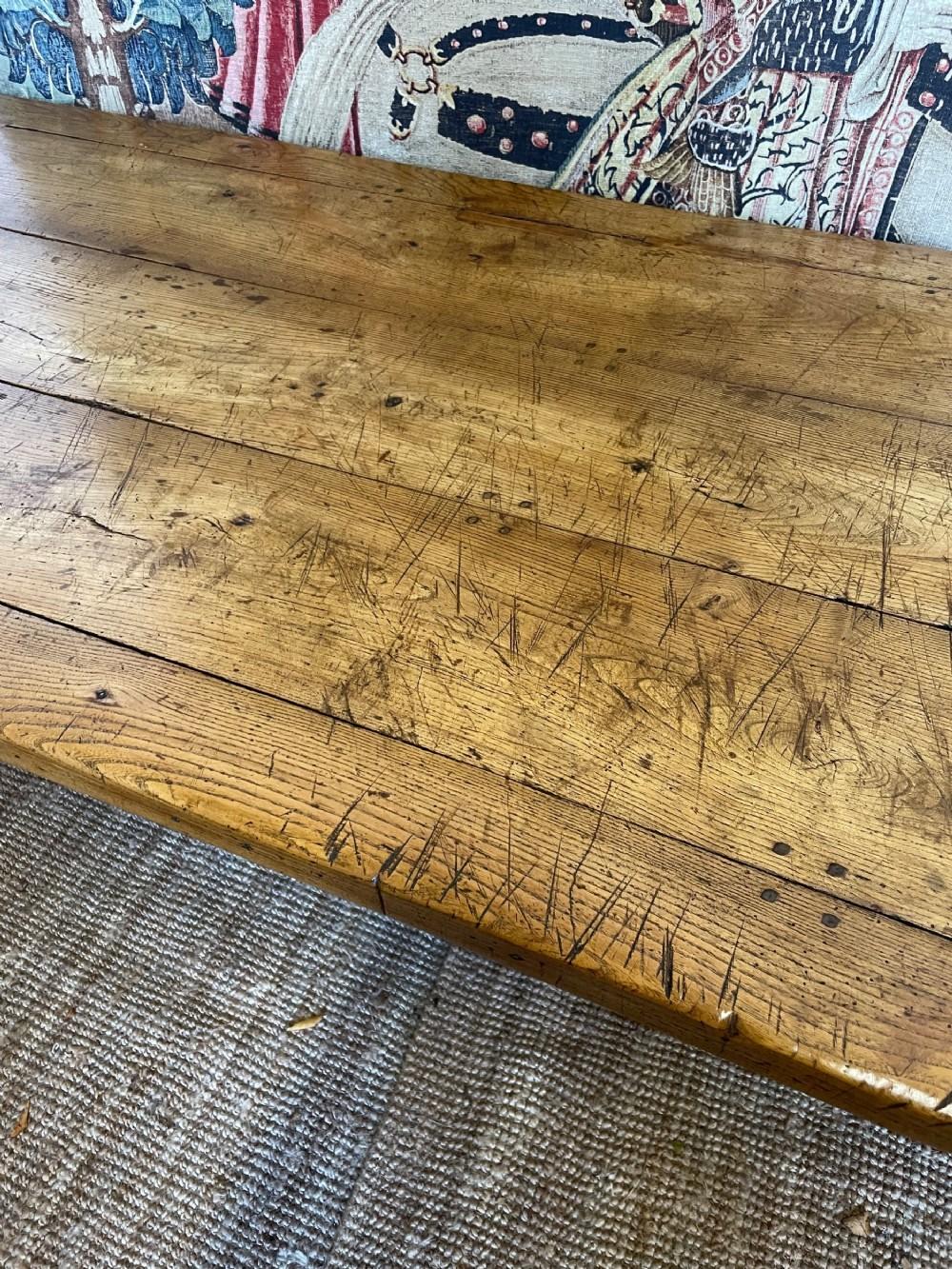 Impresionante ejemplo de mesa de granja de olmo de principios del siglo XIX
Francés de hacia 1820 de la región francesa de Bretaña
Construida en olmo macizo, esta mesa tiene mucho carácter y puede sentar cómodamente a 12 o 14 personas.
Esta pieza ha