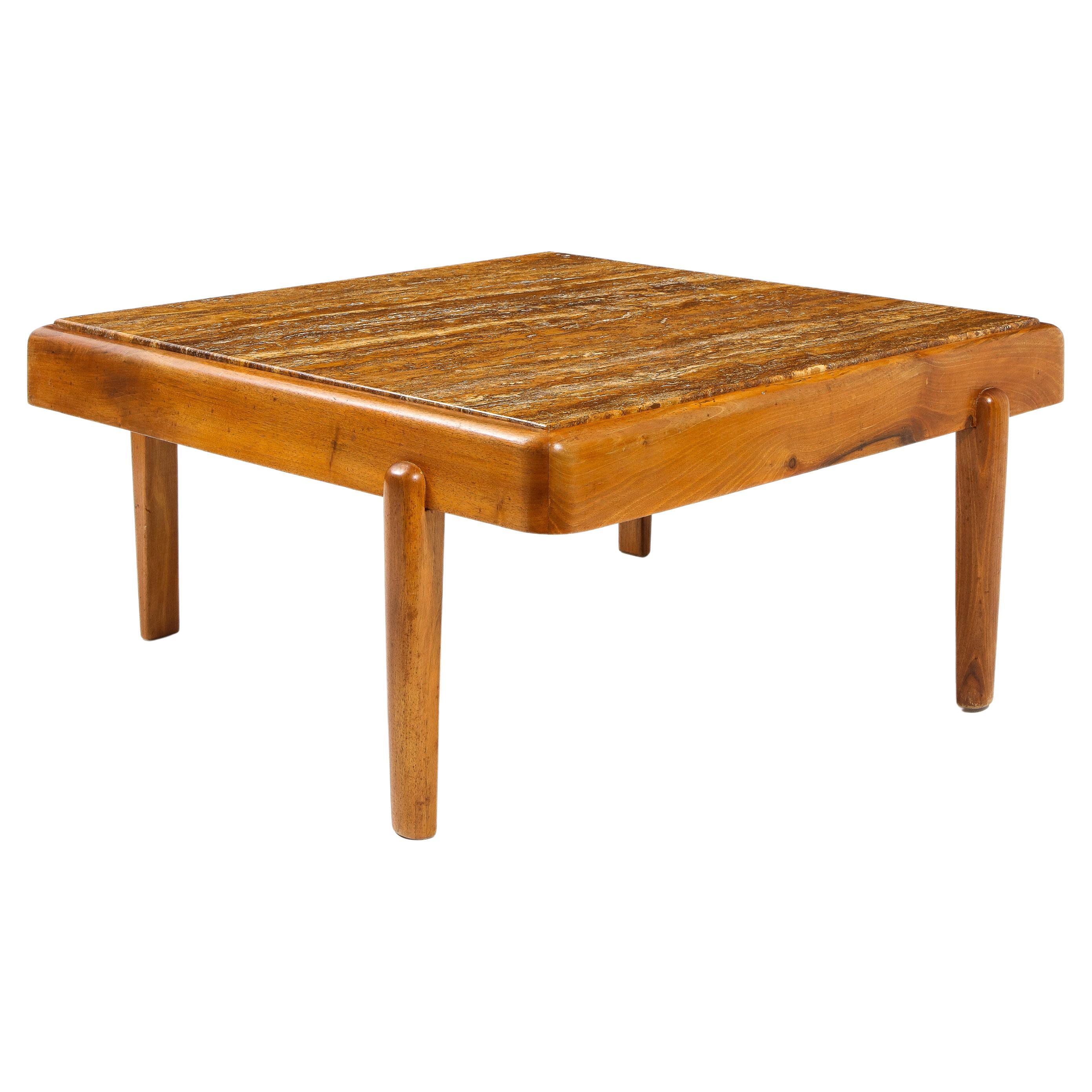 Gran mesa de centro de olmo y travertino decapado. El armazón de la encimera descansa sobre cuatro patas desplazadas de cada ángulo. En buen estado vintage. El repintado completo está disponible y tiene un precio a petición.