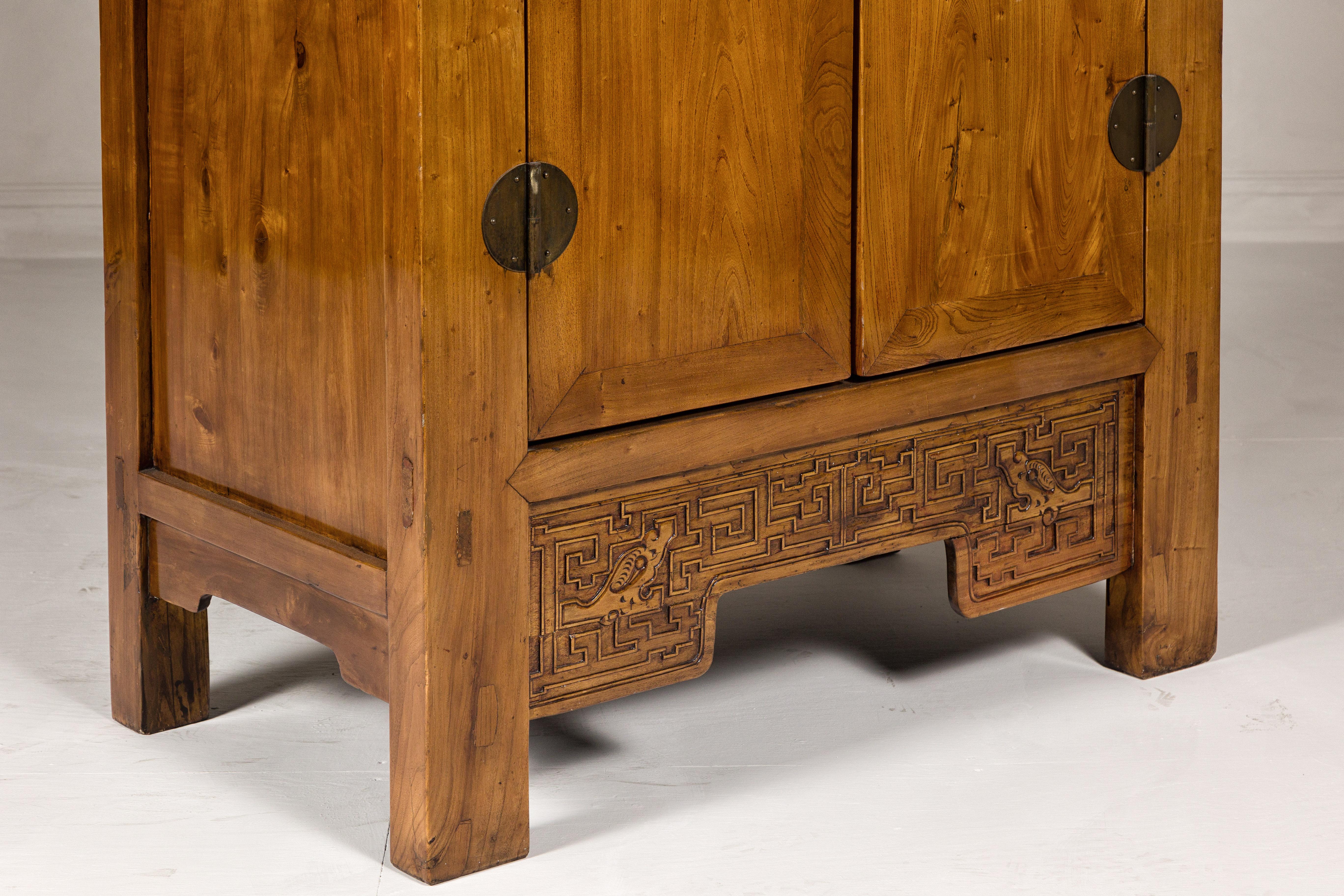 Gran armario de madera de olmo del siglo XIX con delantal tallado y medallón redondo de latón en venta 5