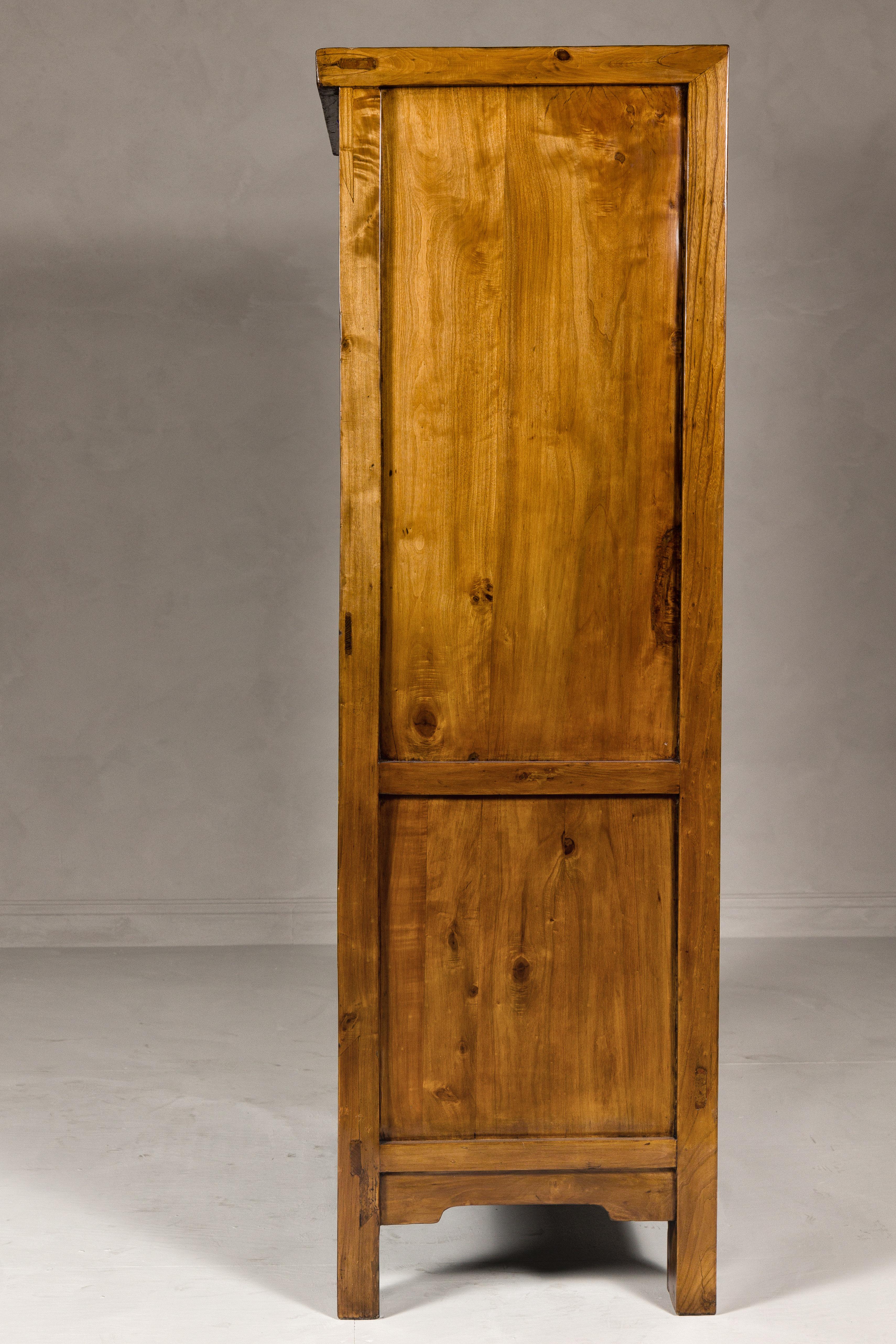 Grande armoire du 19ème siècle avec tablier sculpté et médaillon rond en laiton en vente 5