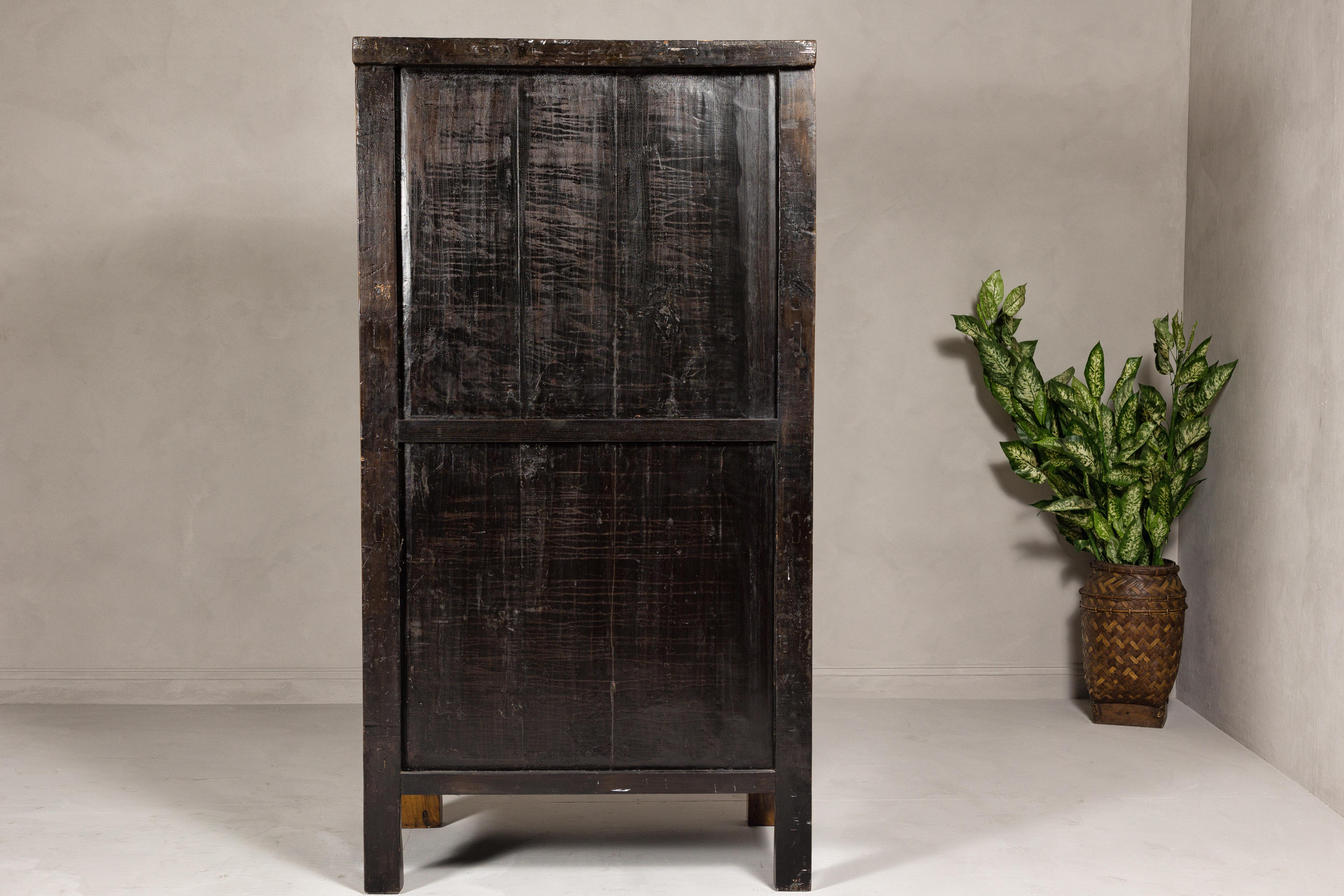 Gran armario de madera de olmo del siglo XIX con delantal tallado y medallón redondo de latón en venta 7