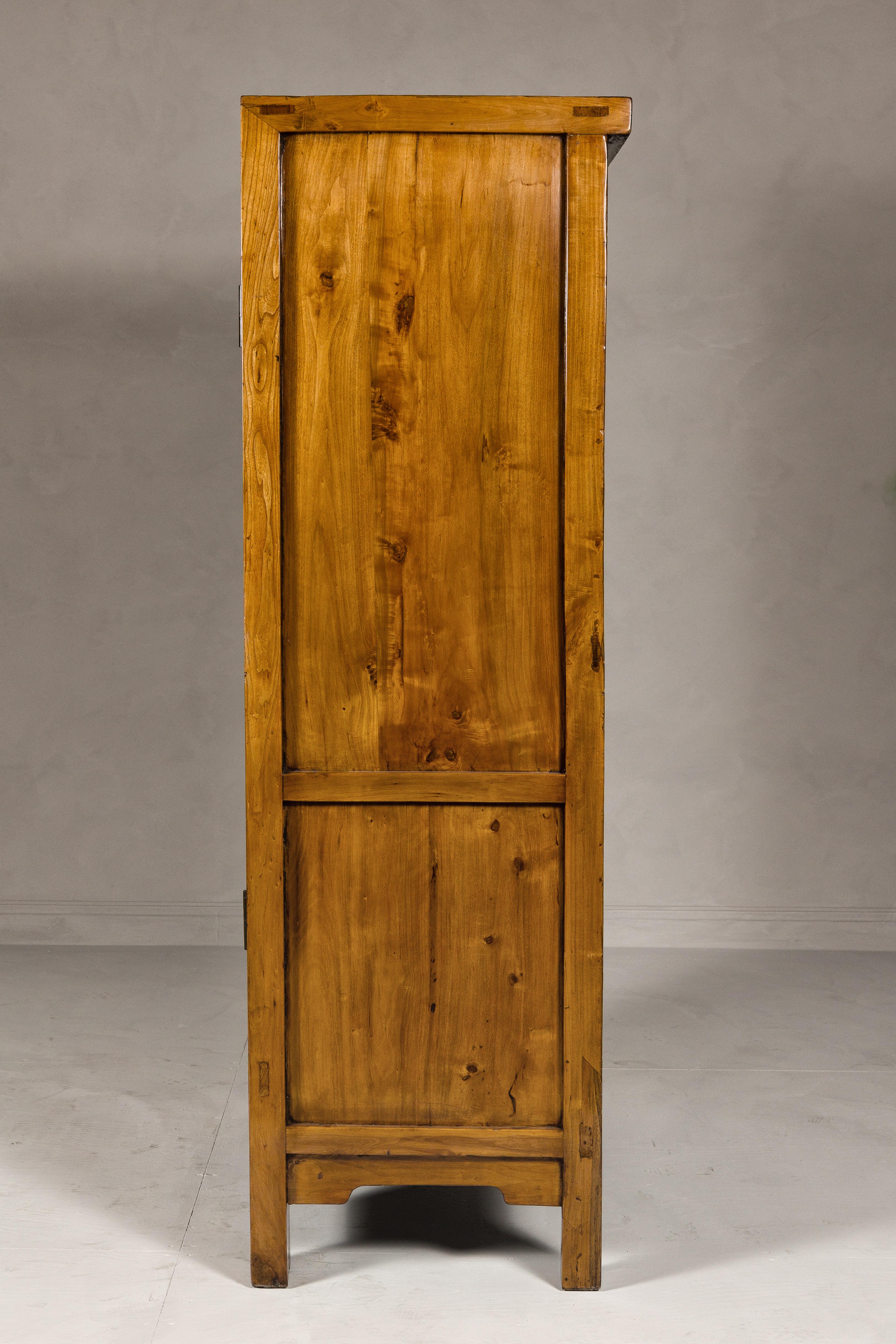 Grande armoire du 19ème siècle avec tablier sculpté et médaillon rond en laiton en vente 7
