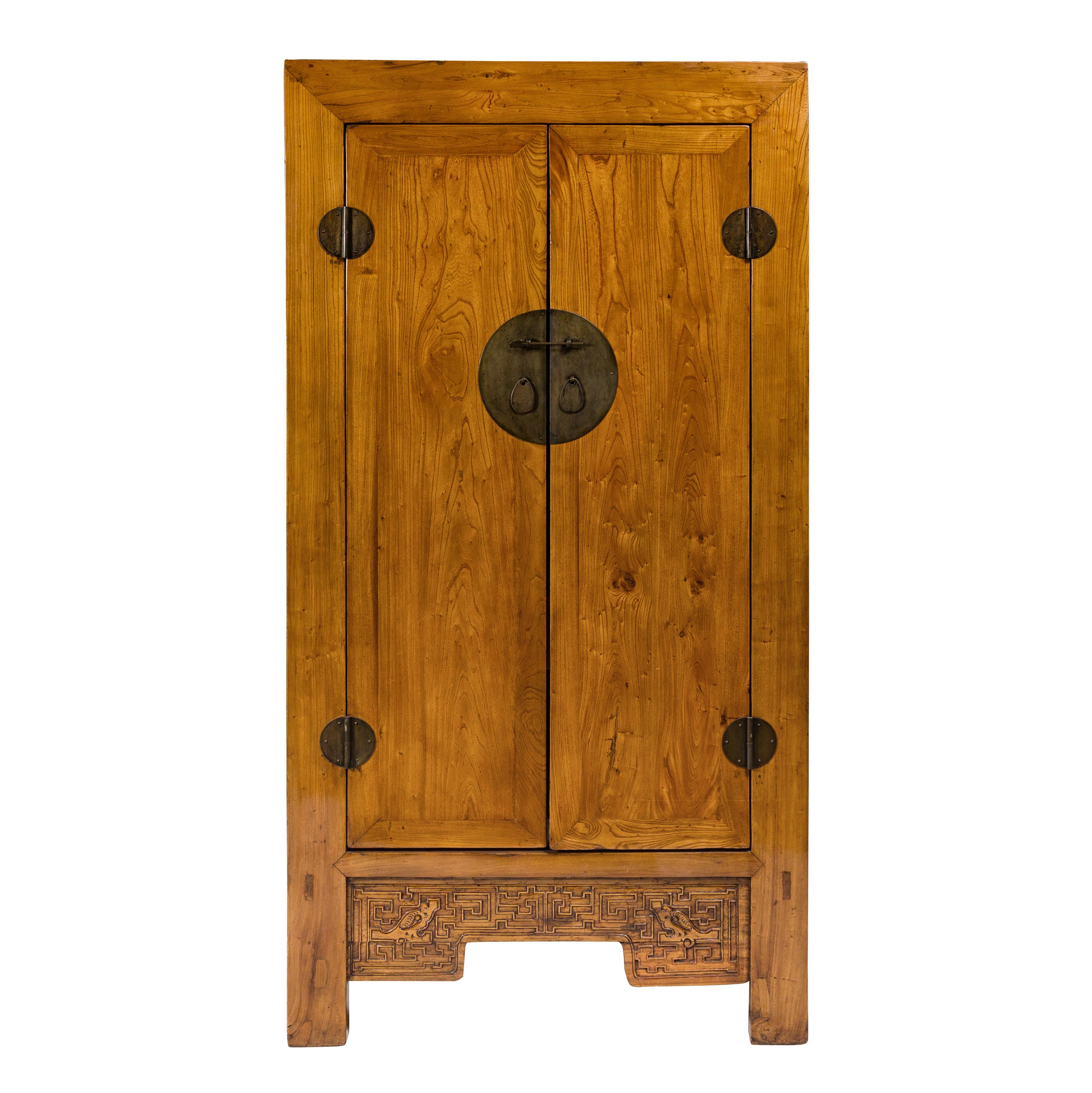 Gran armario de madera de olmo del siglo XIX con delantal tallado y medallón redondo de latón en venta 9