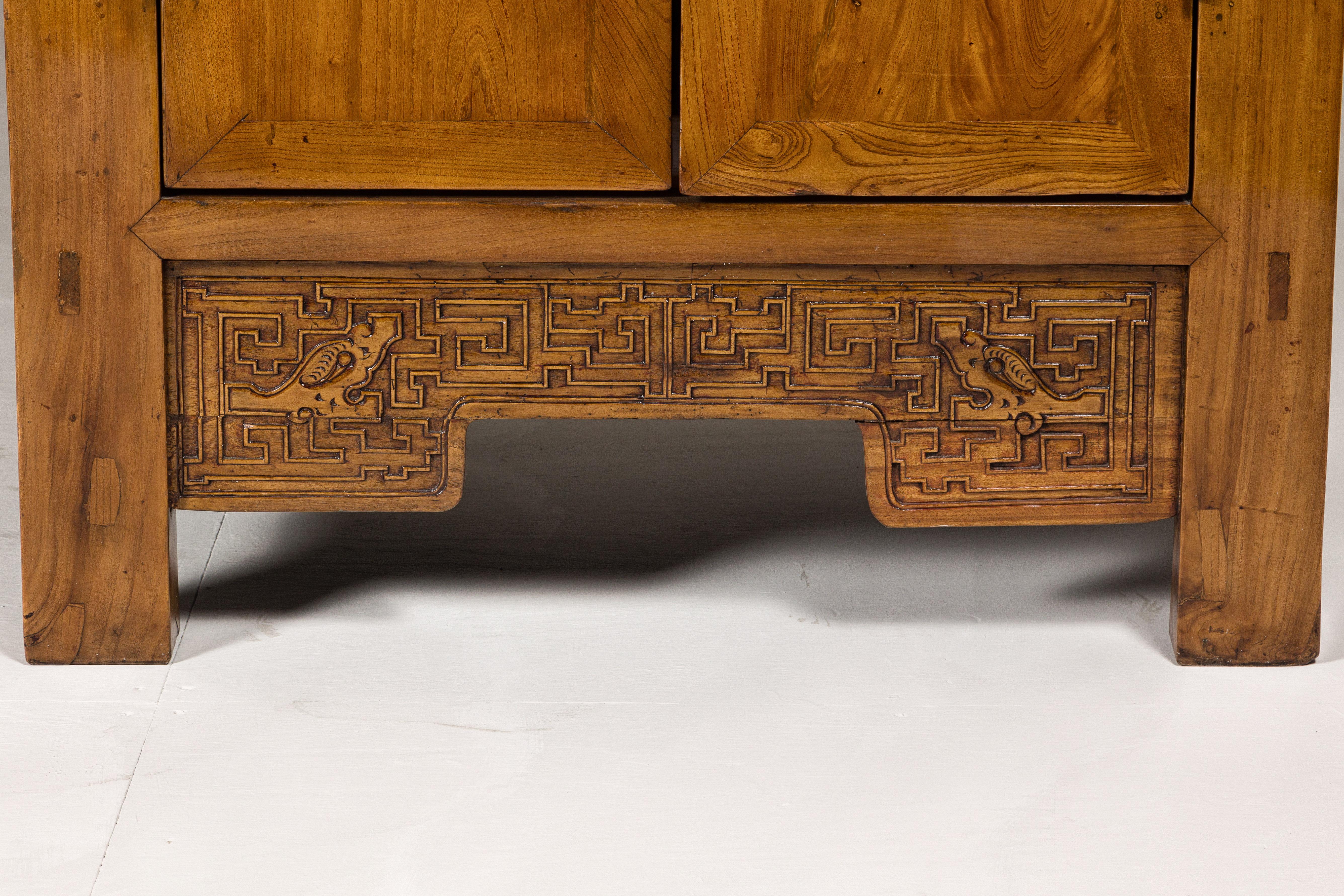 Gran armario de madera de olmo del siglo XIX con delantal tallado y medallón redondo de latón en Bueno estado para la venta en Yonkers, NY