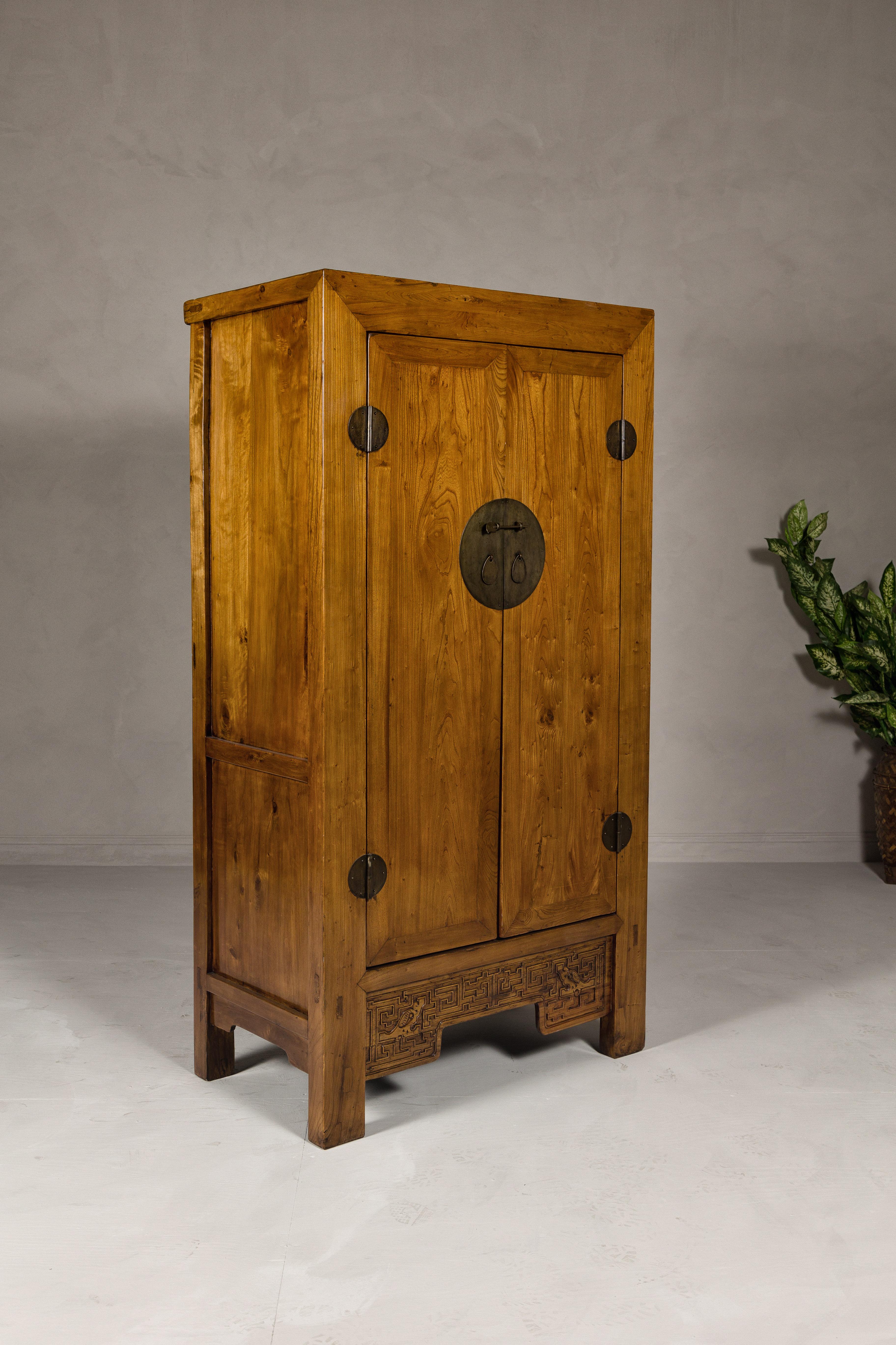 Gran armario de madera de olmo del siglo XIX con delantal tallado y medallón redondo de latón en venta 2