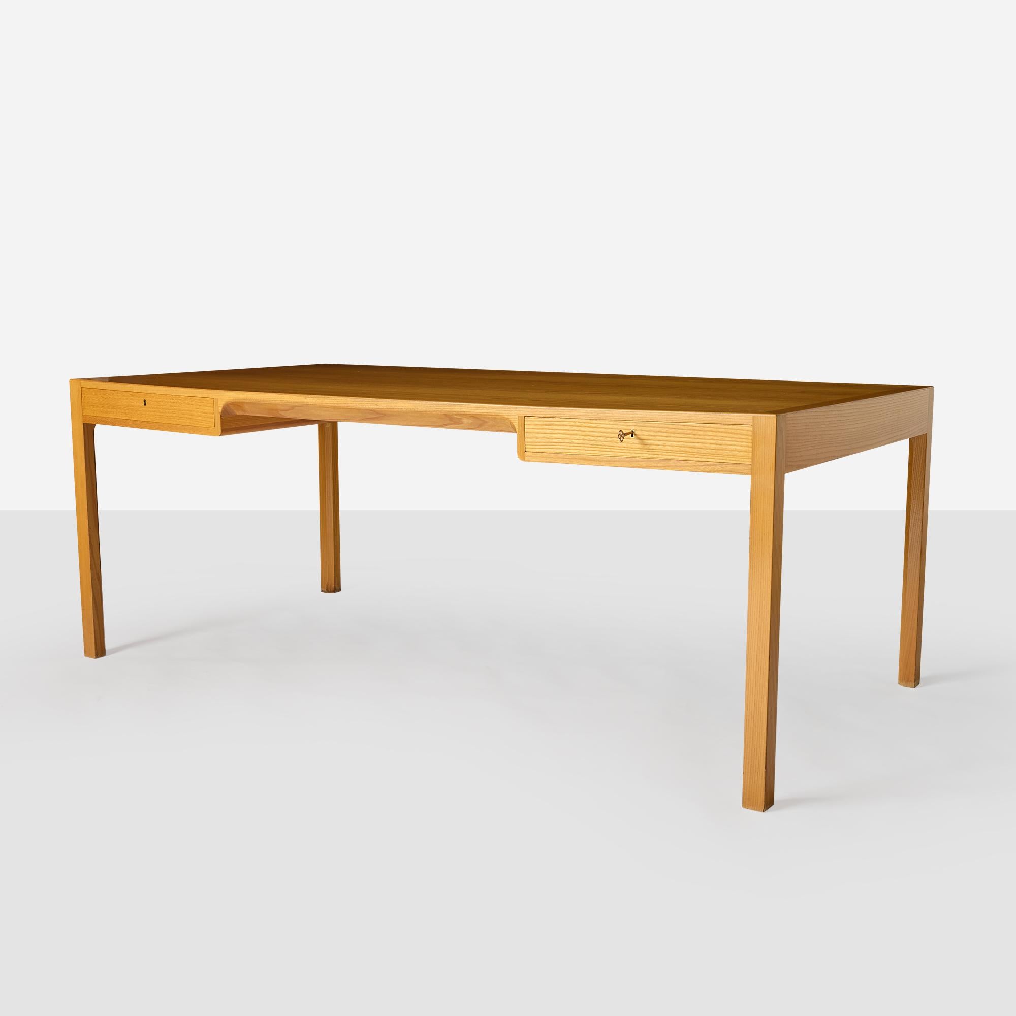 Una scrivania in legno di olmo di Bernt Petersen per Henrik Wood con 2 cassetti con chiusura a chiave.