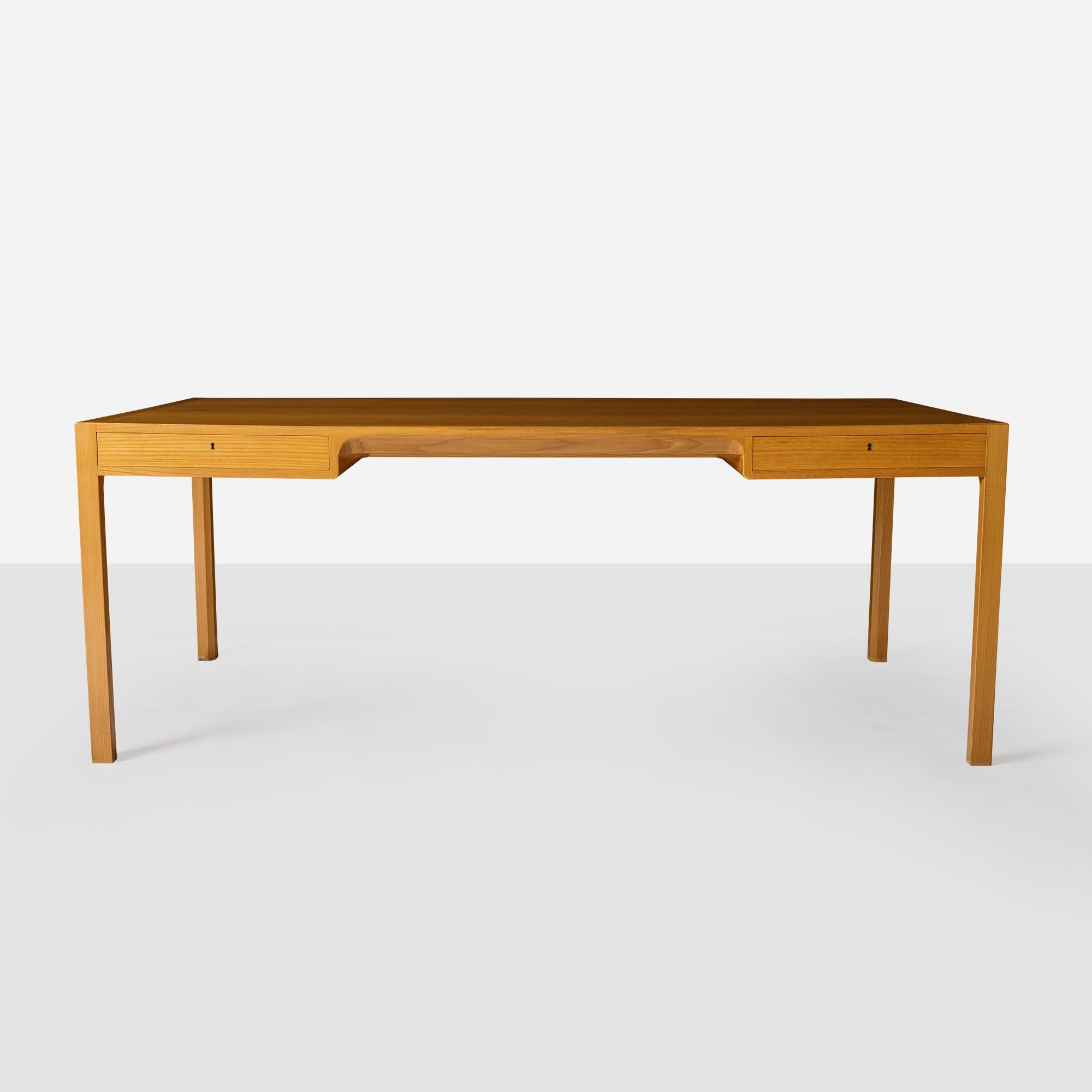Scandinavo moderno Scrivania grande in legno d'olmo di Bernt Petersen in vendita