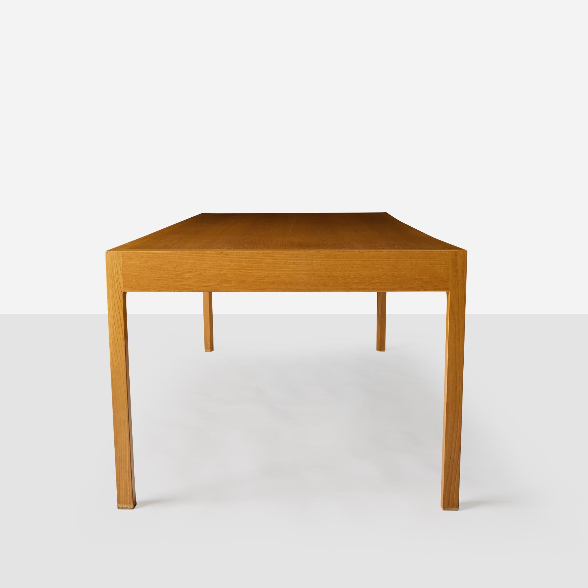 Metà XX secolo Scrivania grande in legno d'olmo di Bernt Petersen in vendita