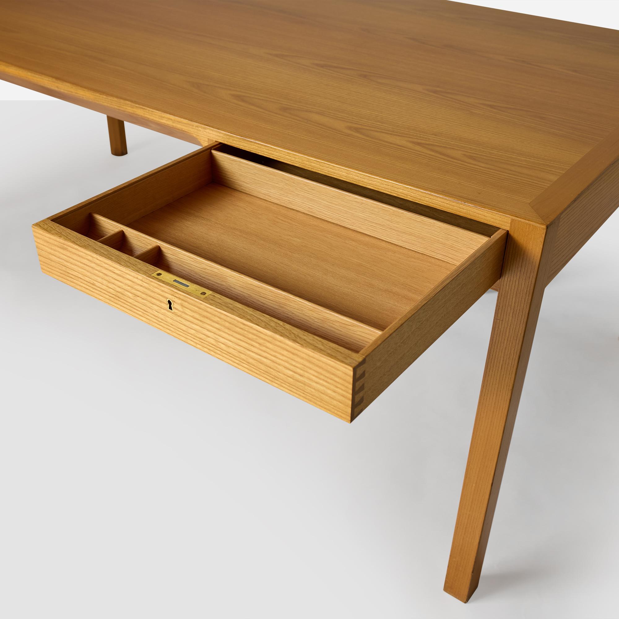 Scrivania grande in legno d'olmo di Bernt Petersen in vendita 1