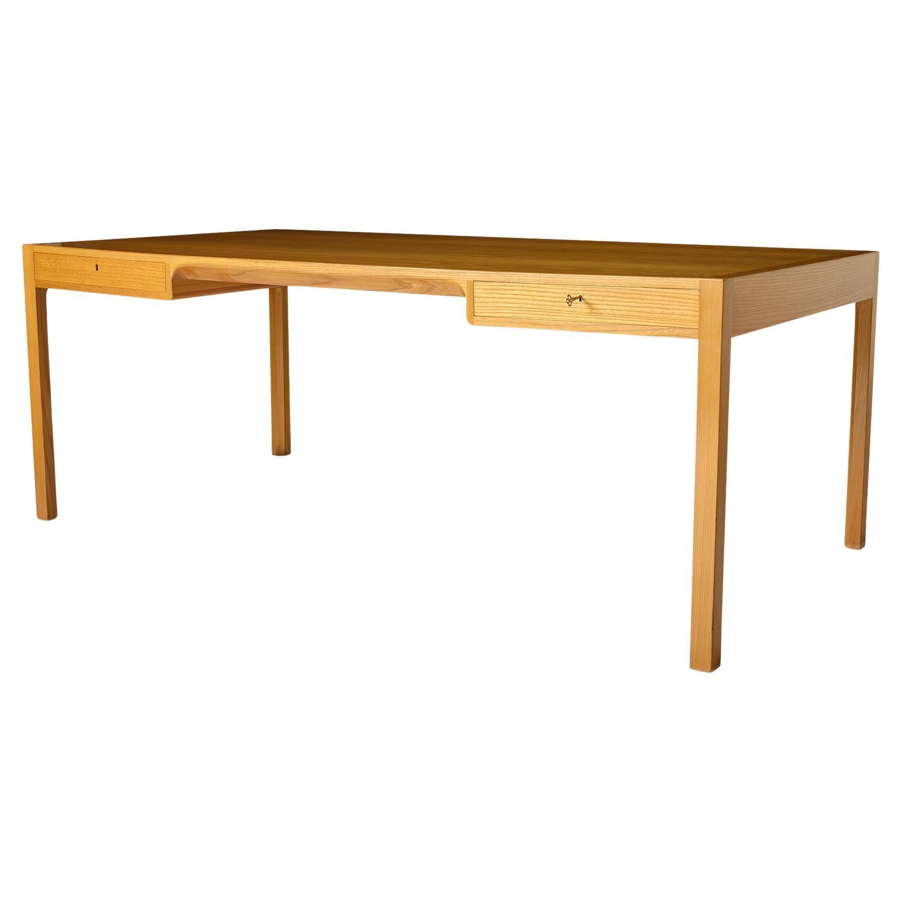 Grand bureau en bois d'orme de Bernt Petersen