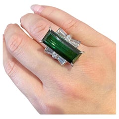 Großer länglicher grüner Turmalin-Diamant-Cocktailring aus Platin