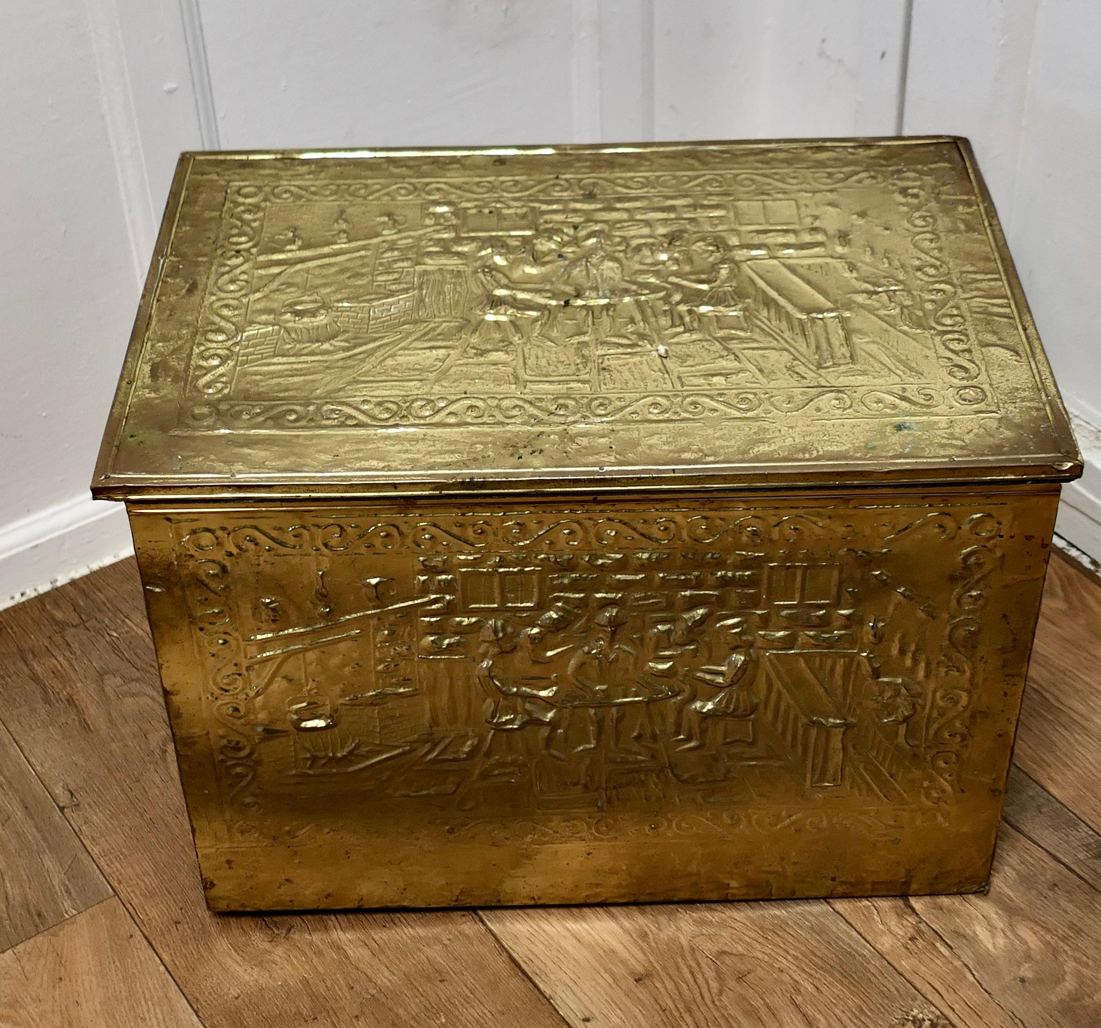 Große Log Box aus geprägtem Messing mit Tavernenszenen     (Arts and Crafts) im Angebot