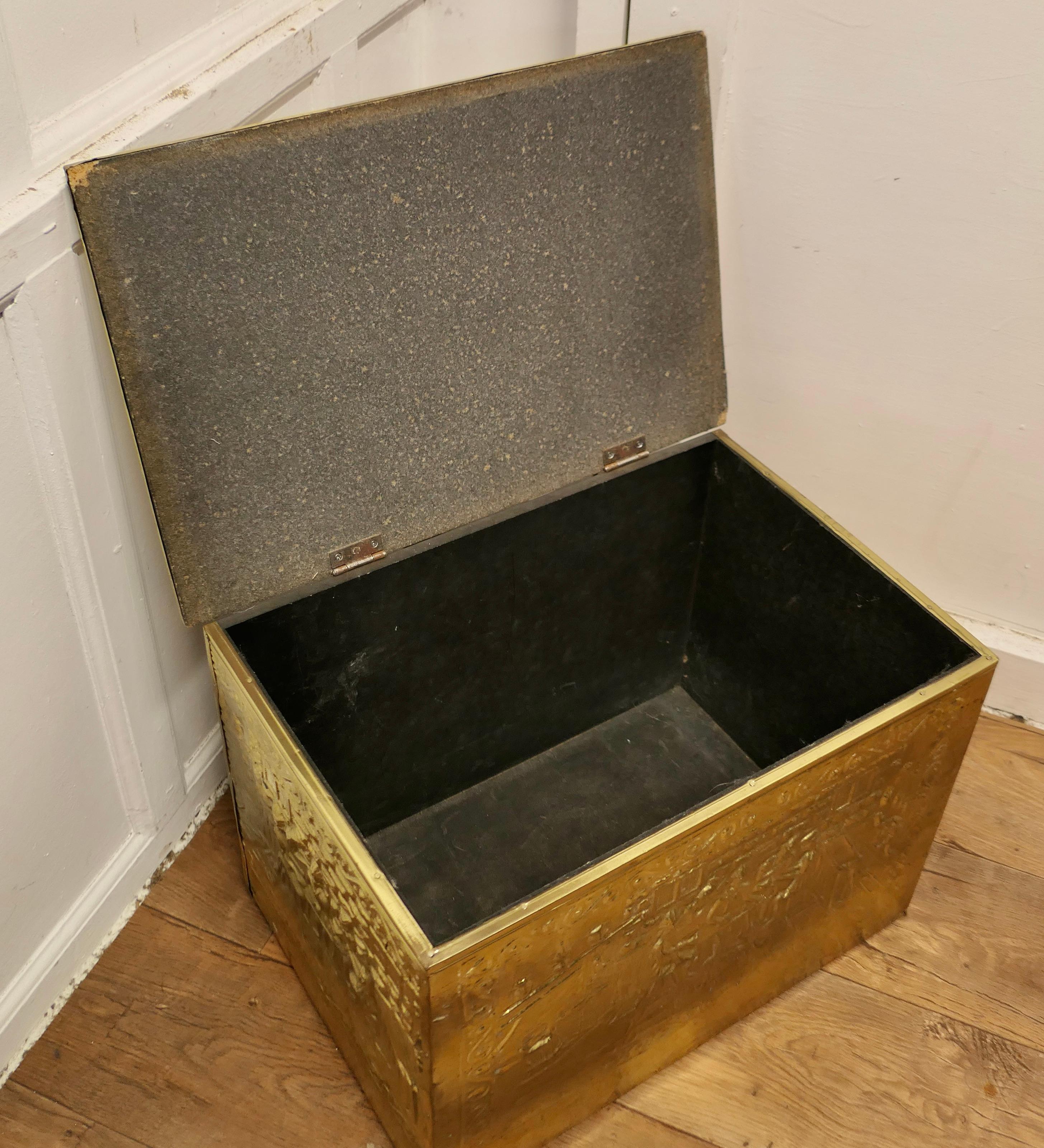 Große Log Box aus geprägtem Messing mit Tavernenszenen     (Frühes 20. Jahrhundert) im Angebot