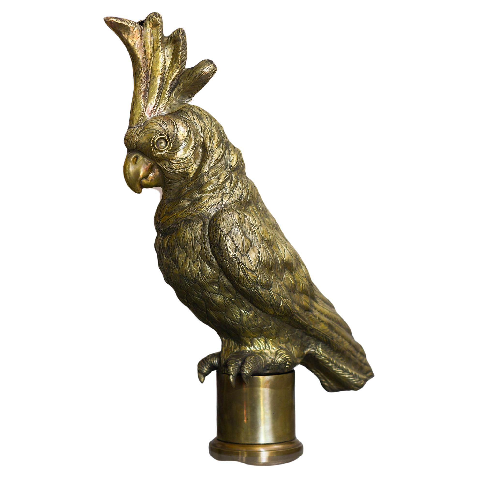 Grande pappagallo in ottone sbalzato, realizzato a mano in Italia, Edizioni Molto.
Sculture in lastra di ottone realizzate artigianalmente in Italia in edizione limitata.
Realizzate con precisione e dettaglio, queste sculture offrono un'estetica