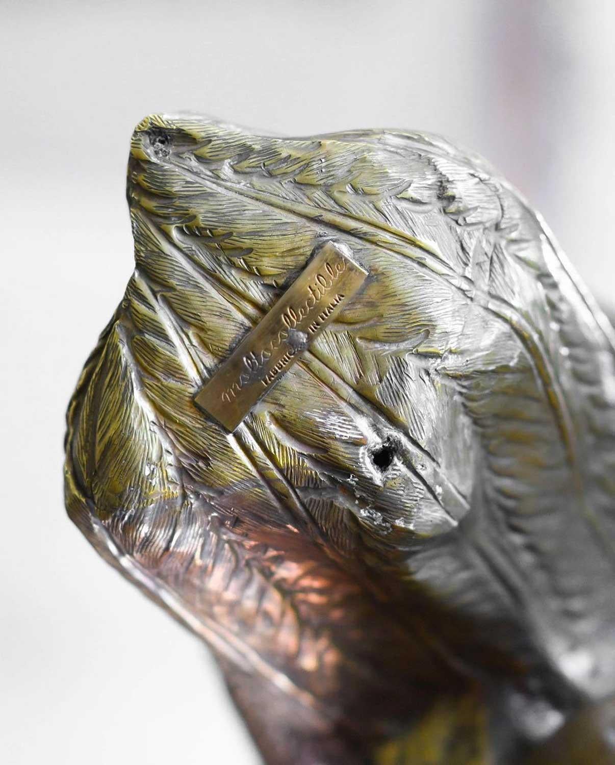 Grande pappagallo in ottone sbalzato, realizzato a mano in Italia, Edizioni Molto. in vendita 2