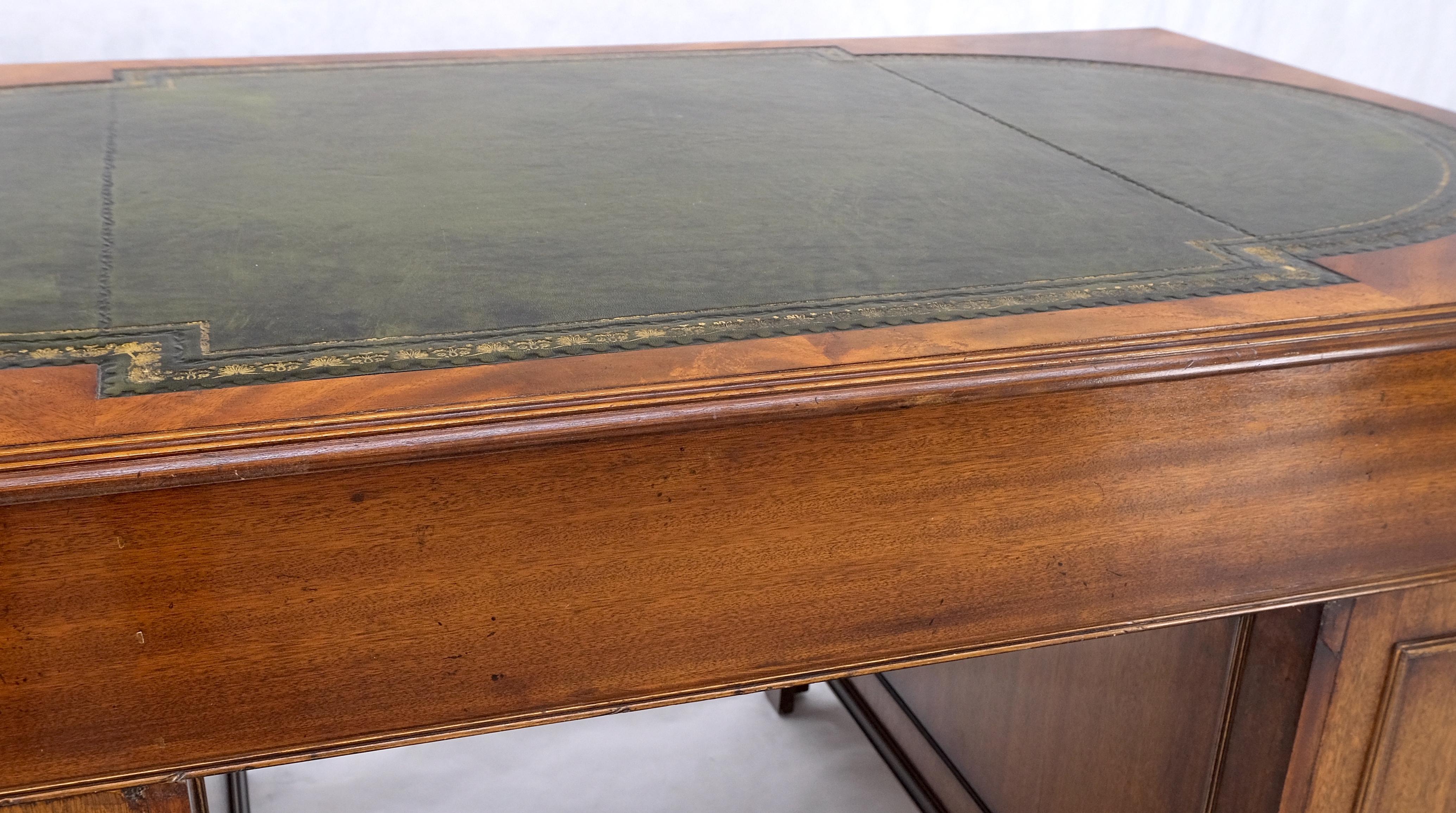 Großer geprägter grüner Lederaufsatz geflammtes Mahagoni mit doppeltem Pedestal Federal Desk  (Messing) im Angebot