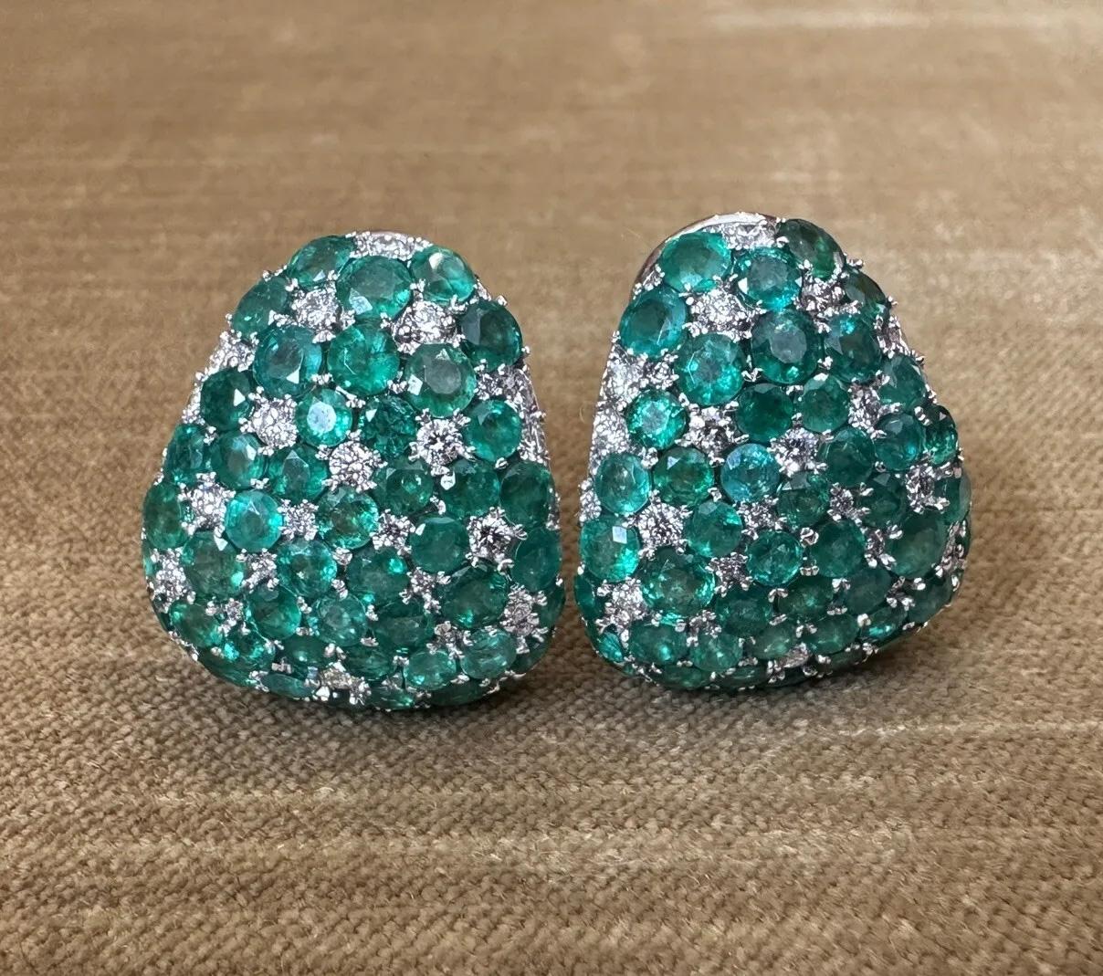 Große halbreihige Smaragd- und Diamant-Ohrringe aus 18 Karat Weißgold (Rundschliff) im Angebot