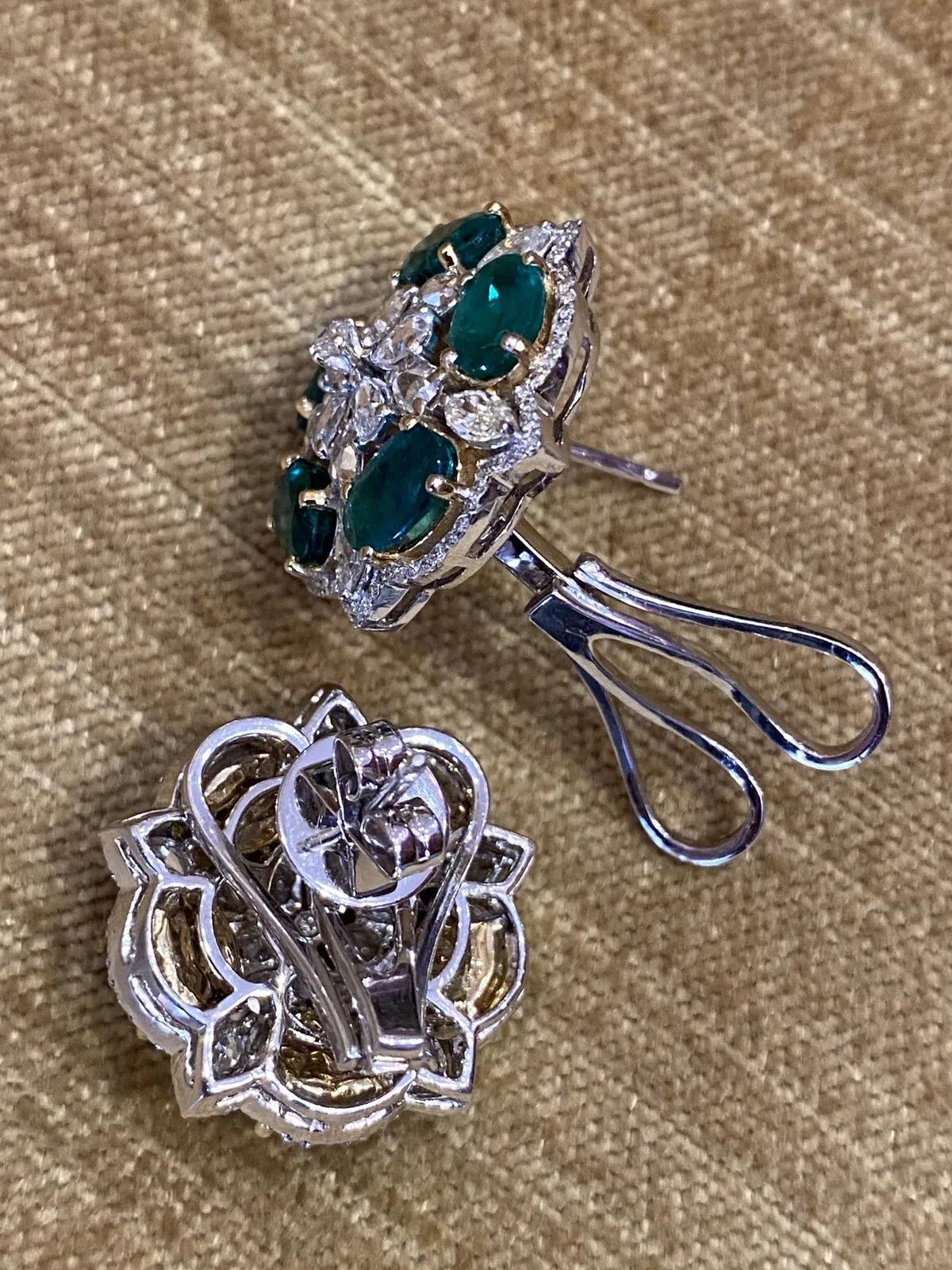 Large Emerald and Diamond Star Design Earrings in 18k White Gold In Excellent Condition For Sale In La Jolla, CA