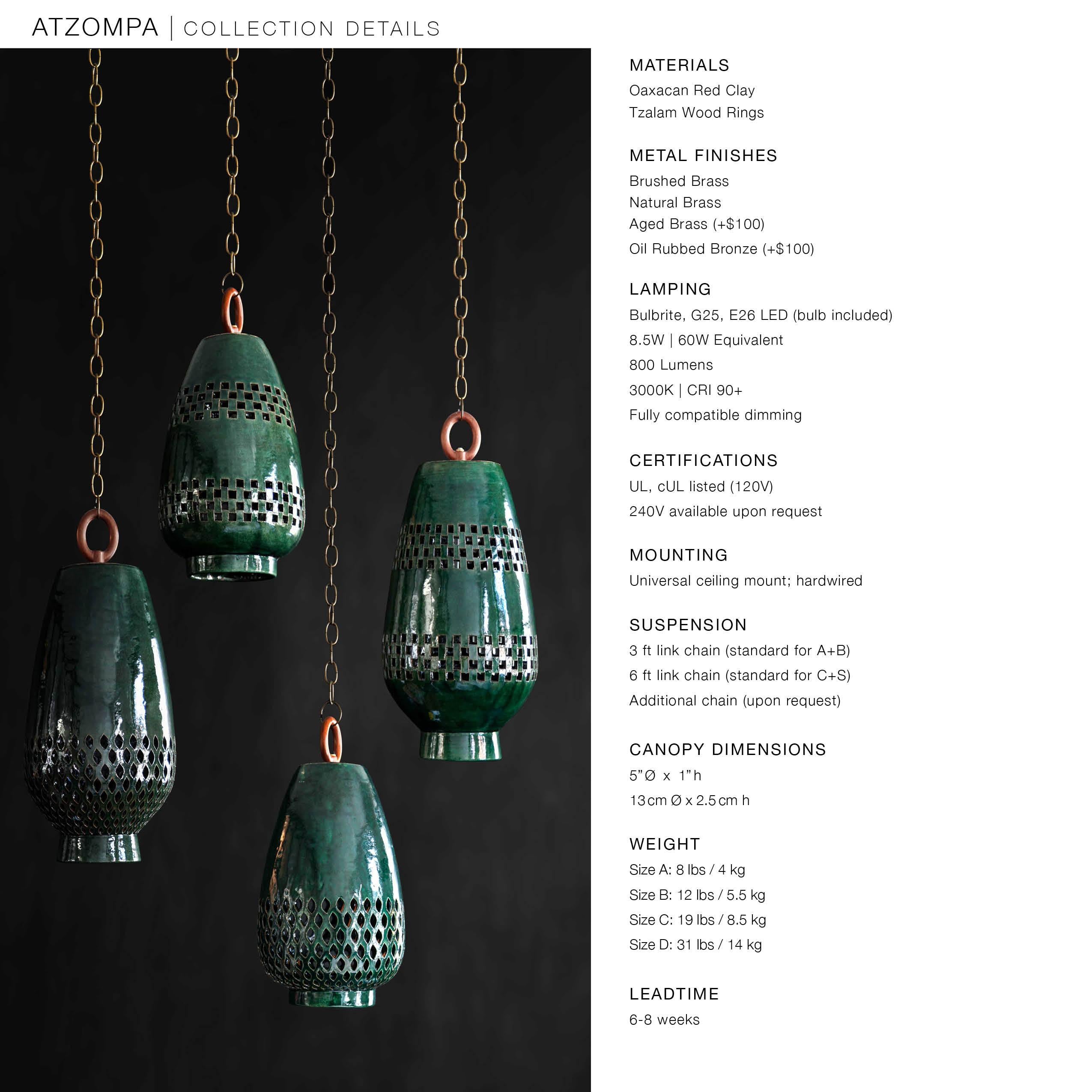 Fait main Grande lampe à suspension en céramique émeraude, laiton vieilli, collection Ajedrez Atzompa en vente