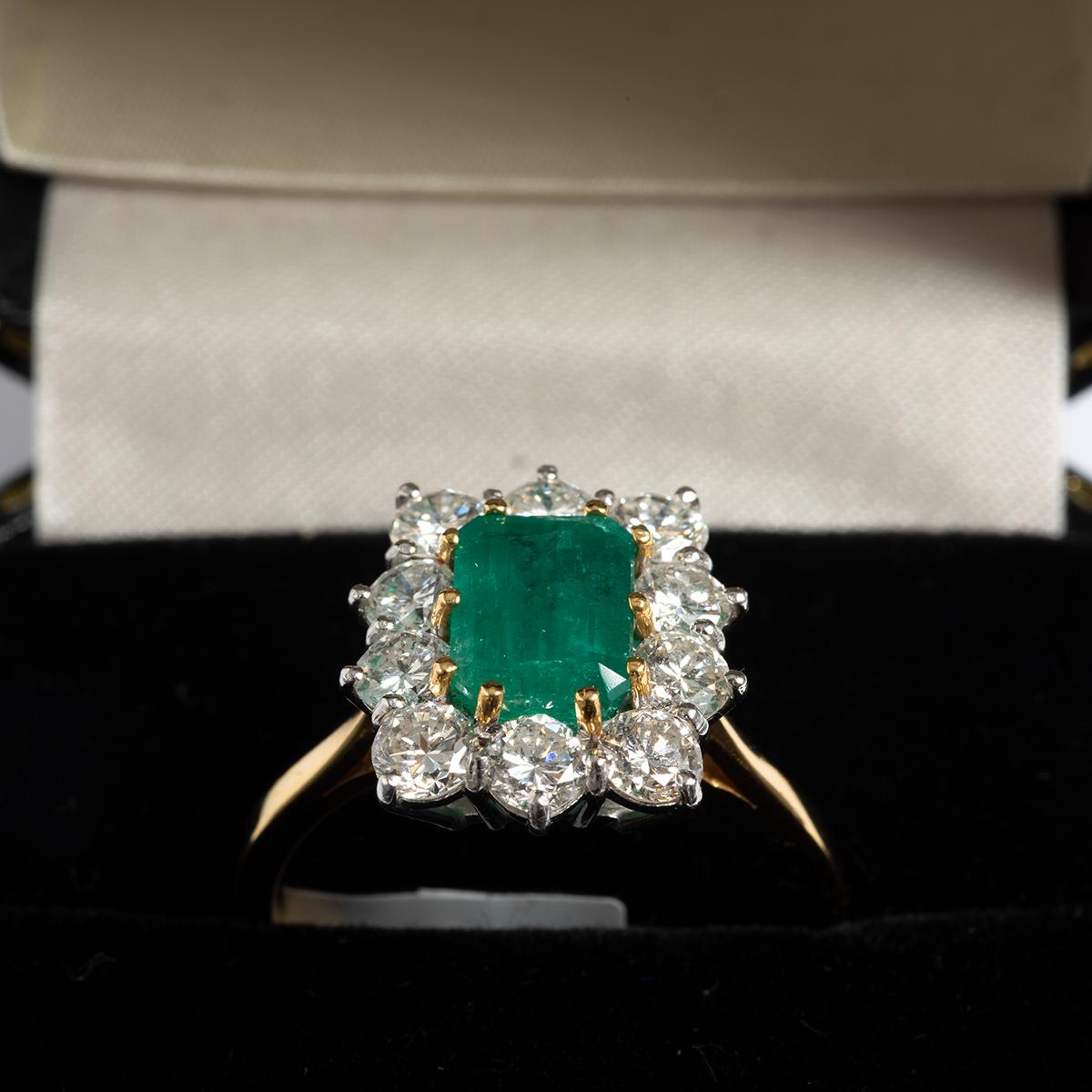 Large Emerald (est 1.97ct) & Diamond (est 1.61ct) Cluster Ring, 18K Yellow Gold In Excellent Condition For Sale In Canterbury, GB