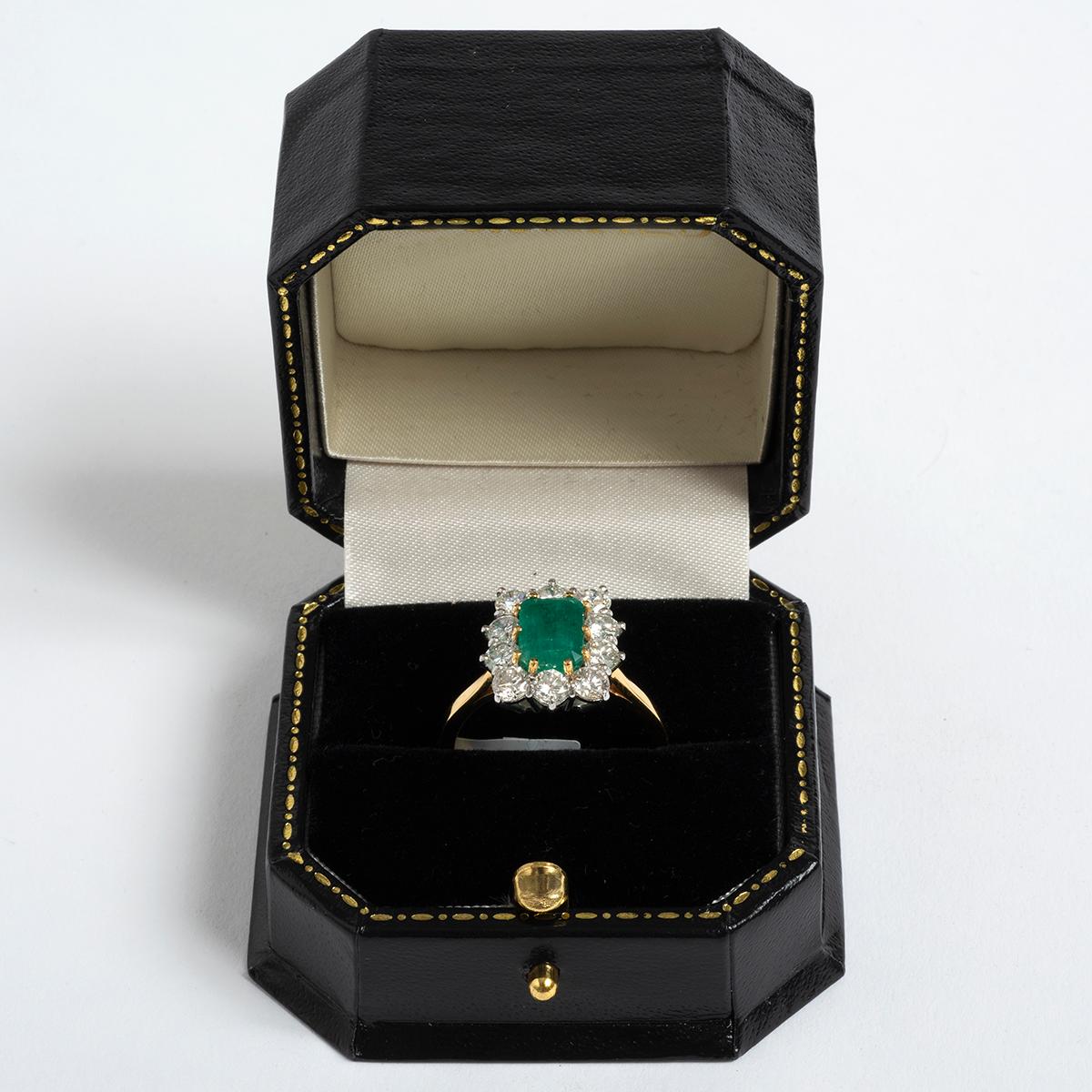 Women's or Men's Large Emerald (est 1.97ct) & Diamond (est 1.61ct) Cluster Ring, 18K Yellow Gold For Sale