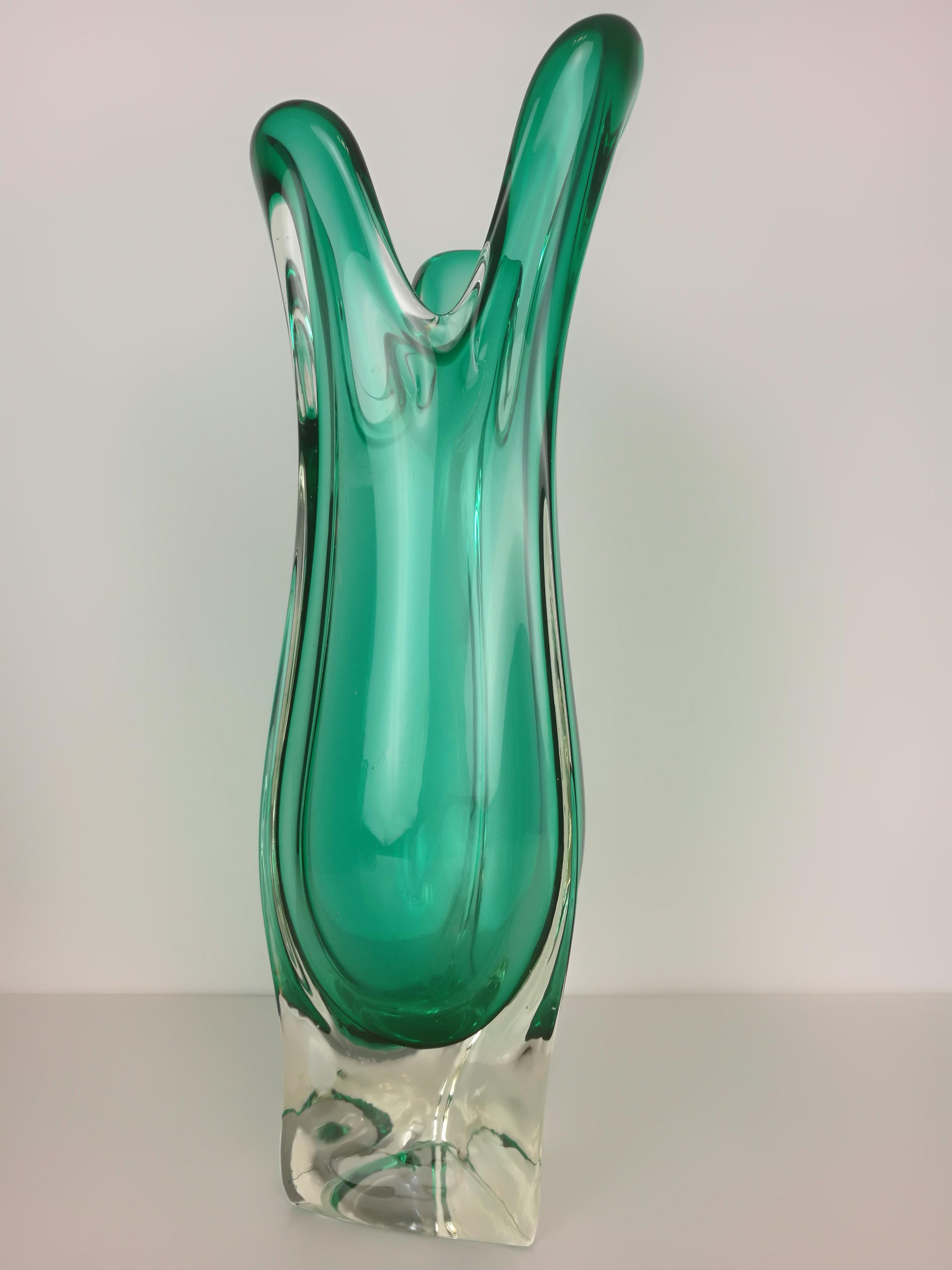 Great emerald green swung Murano vase. Beautiful for any type of decor.
Would be great on a mantel (fireplace), bookshelf or table. In excellent vintage condition. Nice and clear.
Made in the 1960s-1970s. 

The vase stands approximately 16.9