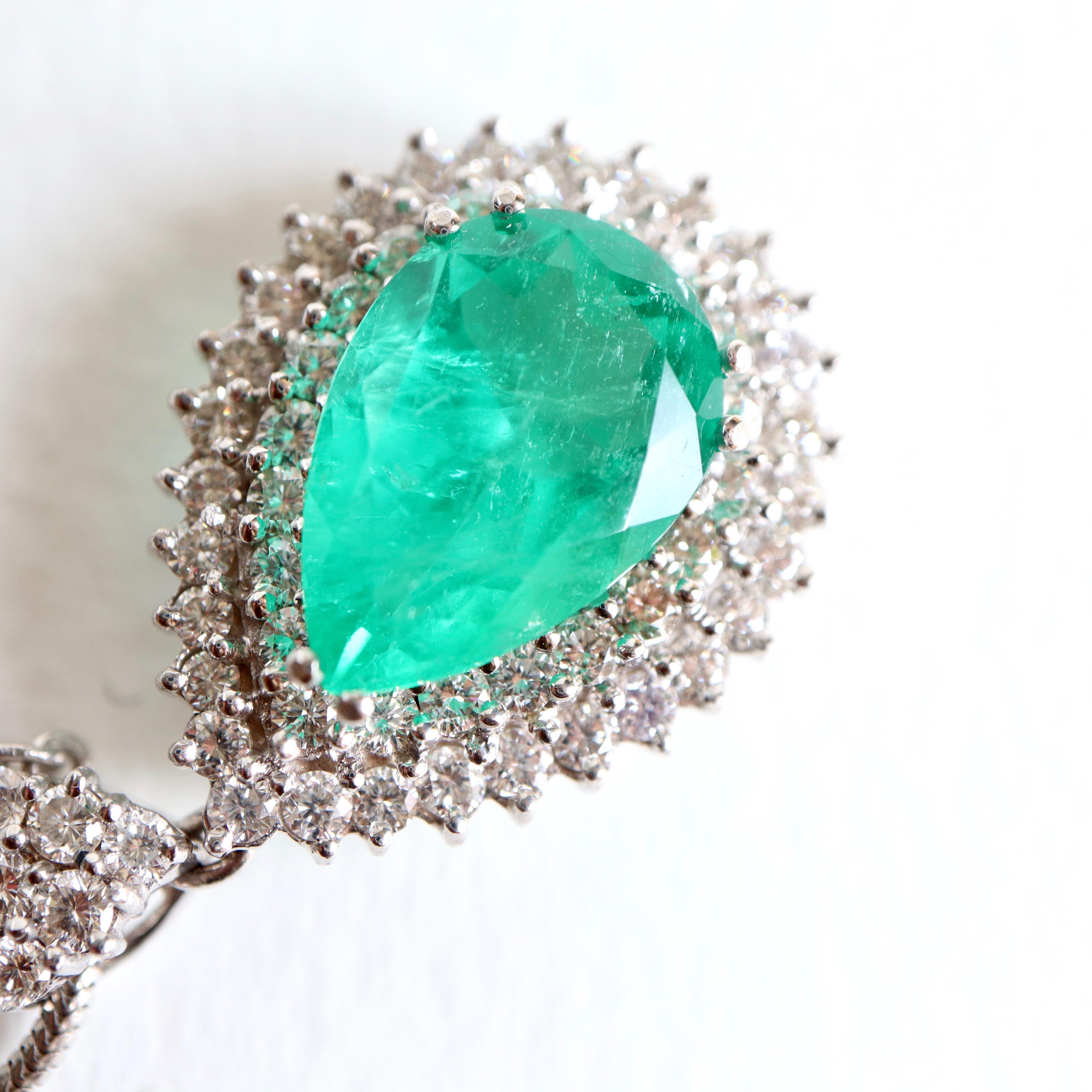 Large Emerald Pendant 5.13 Karat and Diamonds on 18 Karat White Gold In Good Condition For Sale In Paris, FR