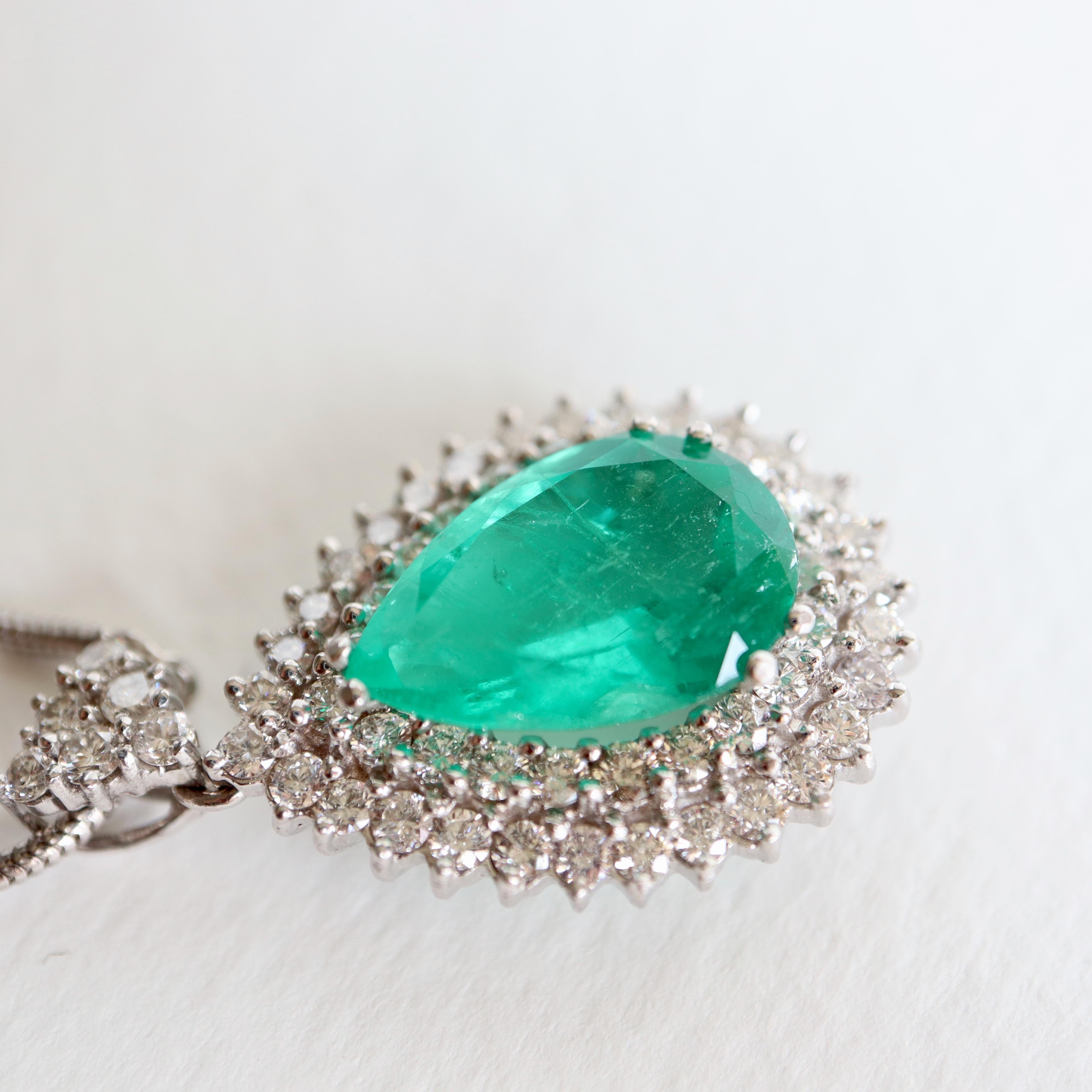 Women's or Men's Large Emerald Pendant 5.13 Karat and Diamonds on 18 Karat White Gold For Sale