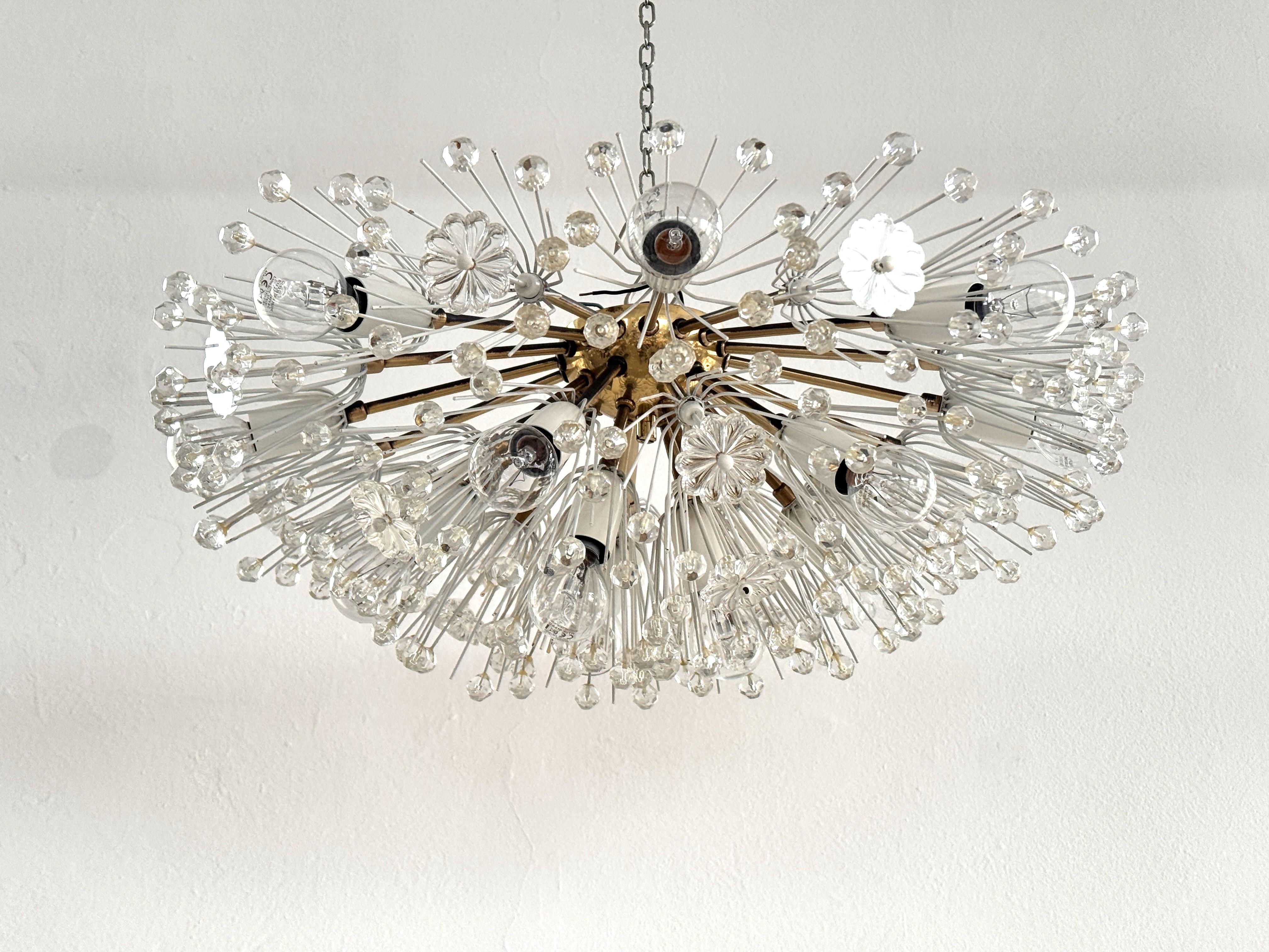 Große Emil Stejnar Messing und Glas Sputnik Starburst Flush Mount Licht

Eine schöne, runde, große Schneeflocken-Sternschnuppenlampe aus den 1970er Jahren. 
Diese florale Deckenleuchte aus der Mitte des Jahrhunderts wurde von Emil Stejnar entworfen