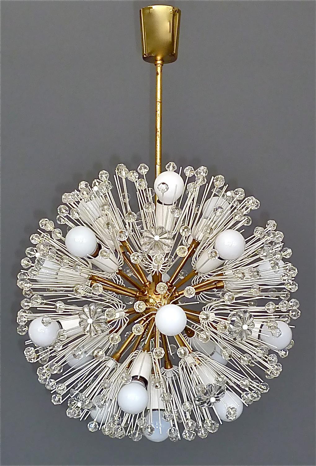 Fantastique grand lustre sputnik à pissenlit du milieu du siècle dernier, de la série Pyra, conçu par Emil Stejnar et exécuté par Rupert Nikoll, Vienne, Autriche, vers 1955. Cette magnifique lampe à suspension est composée de laiton patiné, de métal