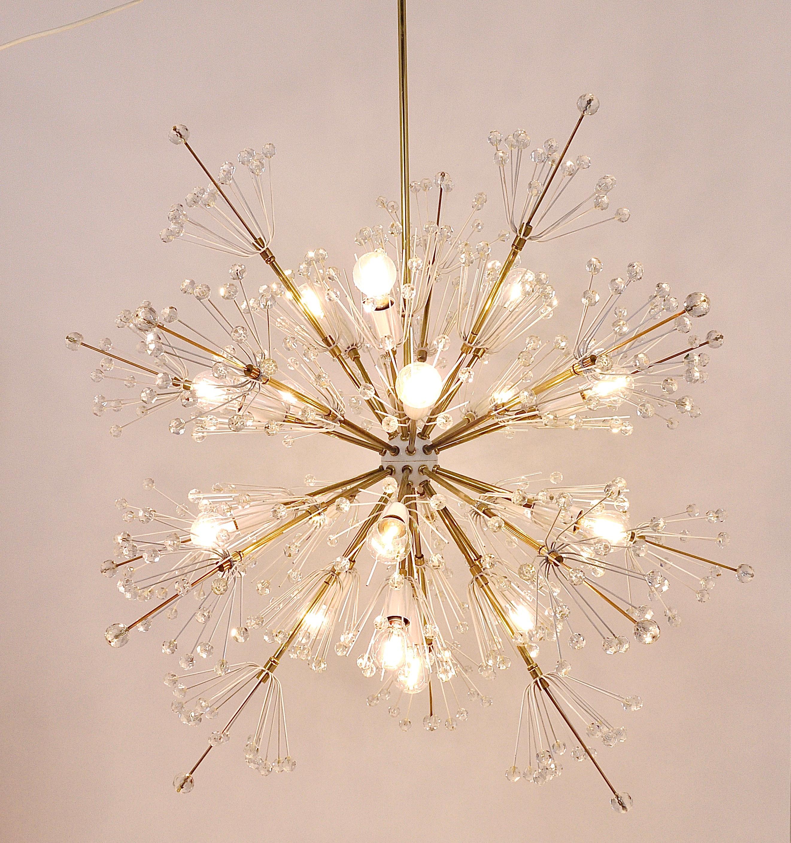 Wir freuen uns, diesen schönen und ungewöhnlichen Midcentury Blowball Snowflake Sputnik-Kronleuchter aus den 1950er Jahren anbieten zu können. Entworfen von Emil Stejnar, ausgeführt von Rupert Nikoll in Wien/Österreich. Der Kronleuchter ist kein