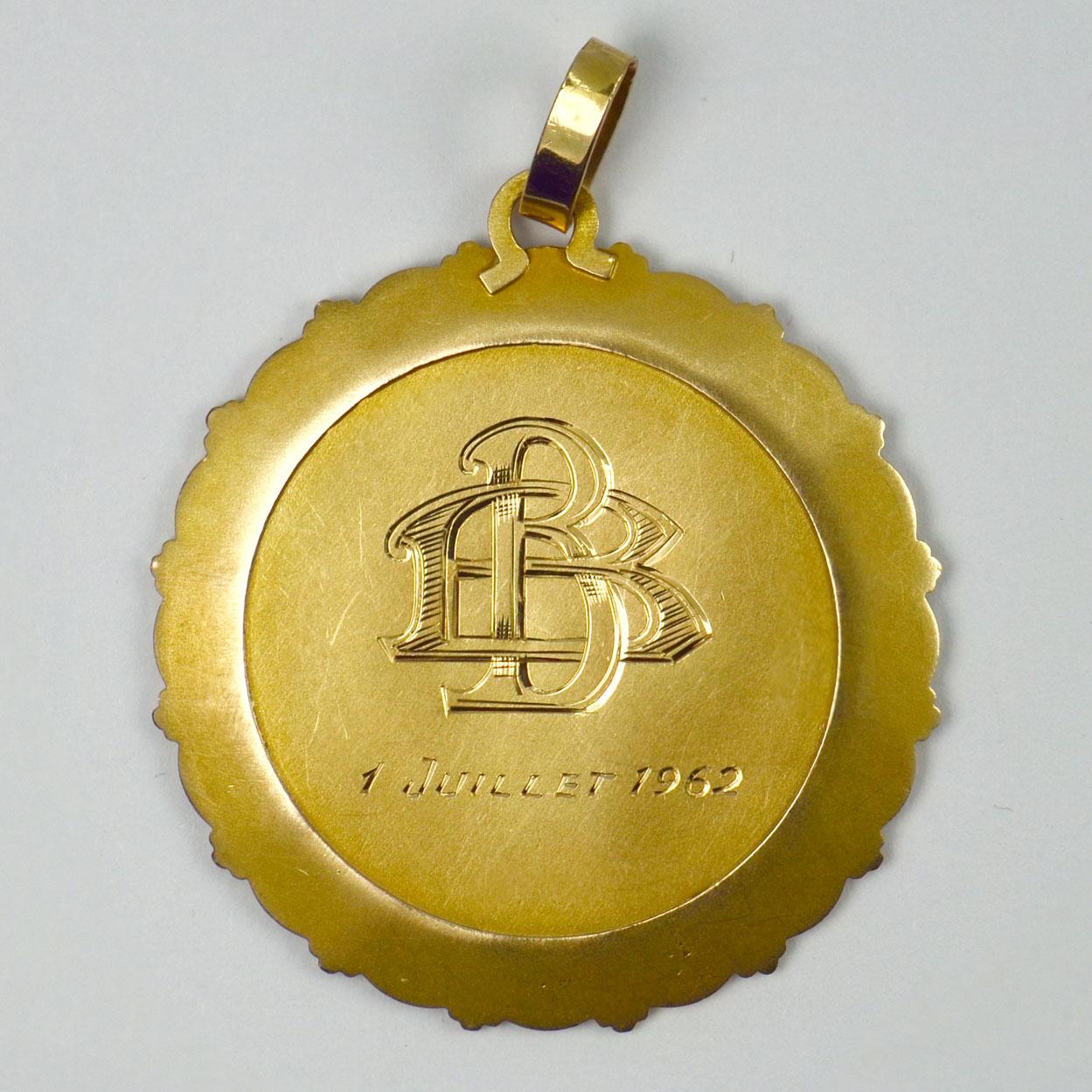 Large Emile Dropsy French Virgin Mary 18k Yellow White Gold Medal Pendant In Good Condition In London, GB